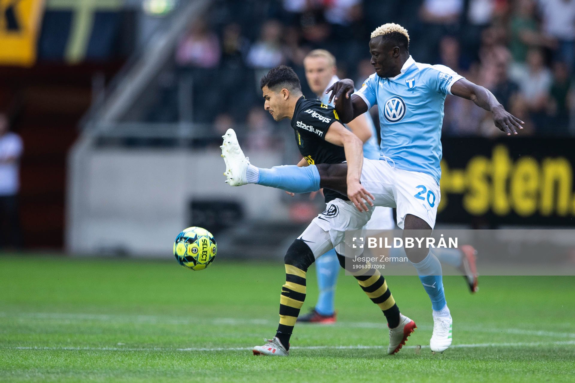 s Tarik Elyounoussi och Malmö FFs Bonke Innocent
