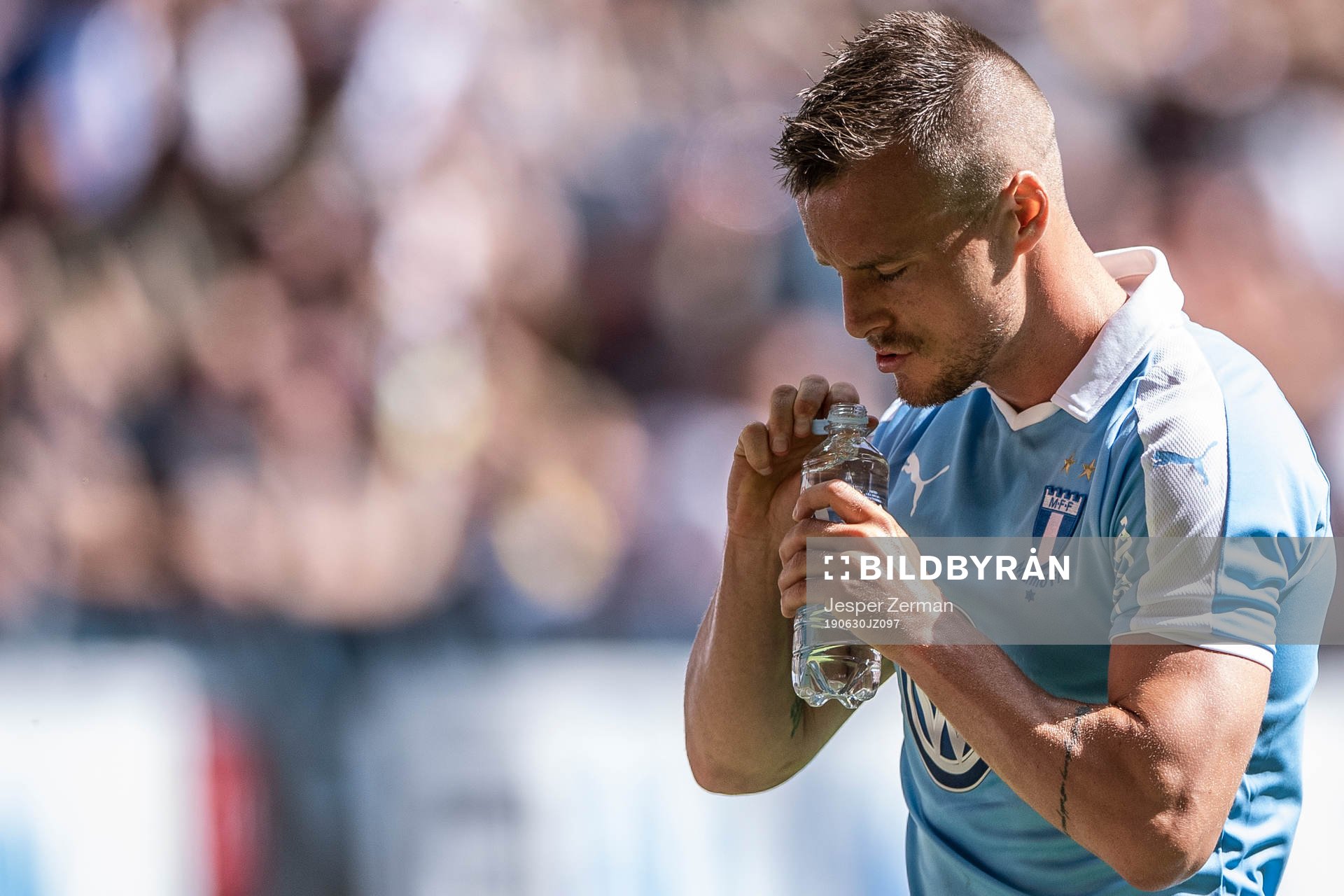 Malmö FFs Eric Larsson dricker vatten