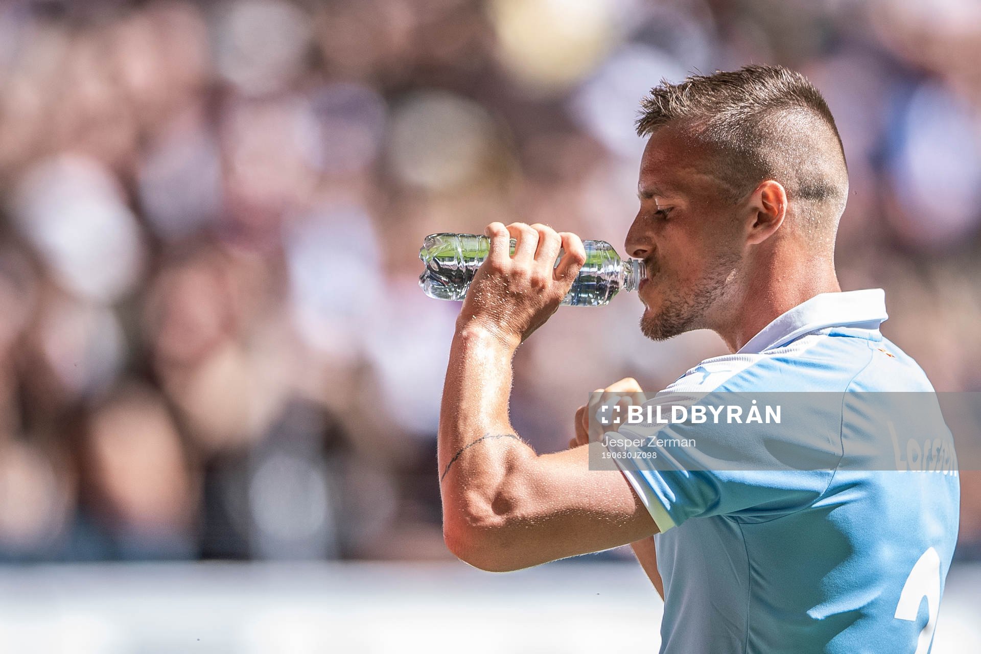 Malmö FFs Eric Larsson dricker vatten
