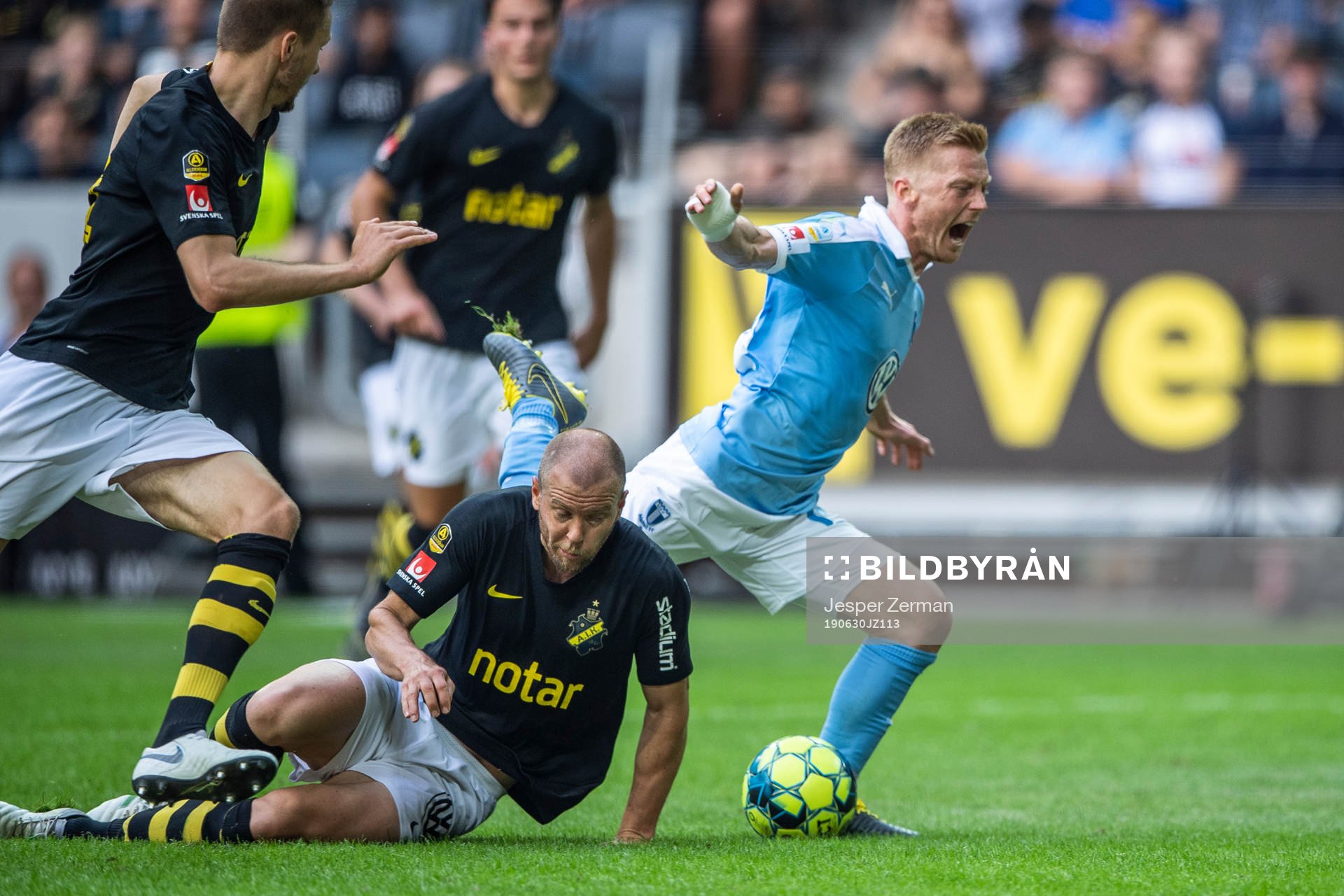 AIK:s Per Karlsson och Malmö FFs Anders Christiansen i en närkamp under fotbollsmatchen i Allsvenskan mellan AIK och Malmö FF den 30 juni 2019 i Stockholm.