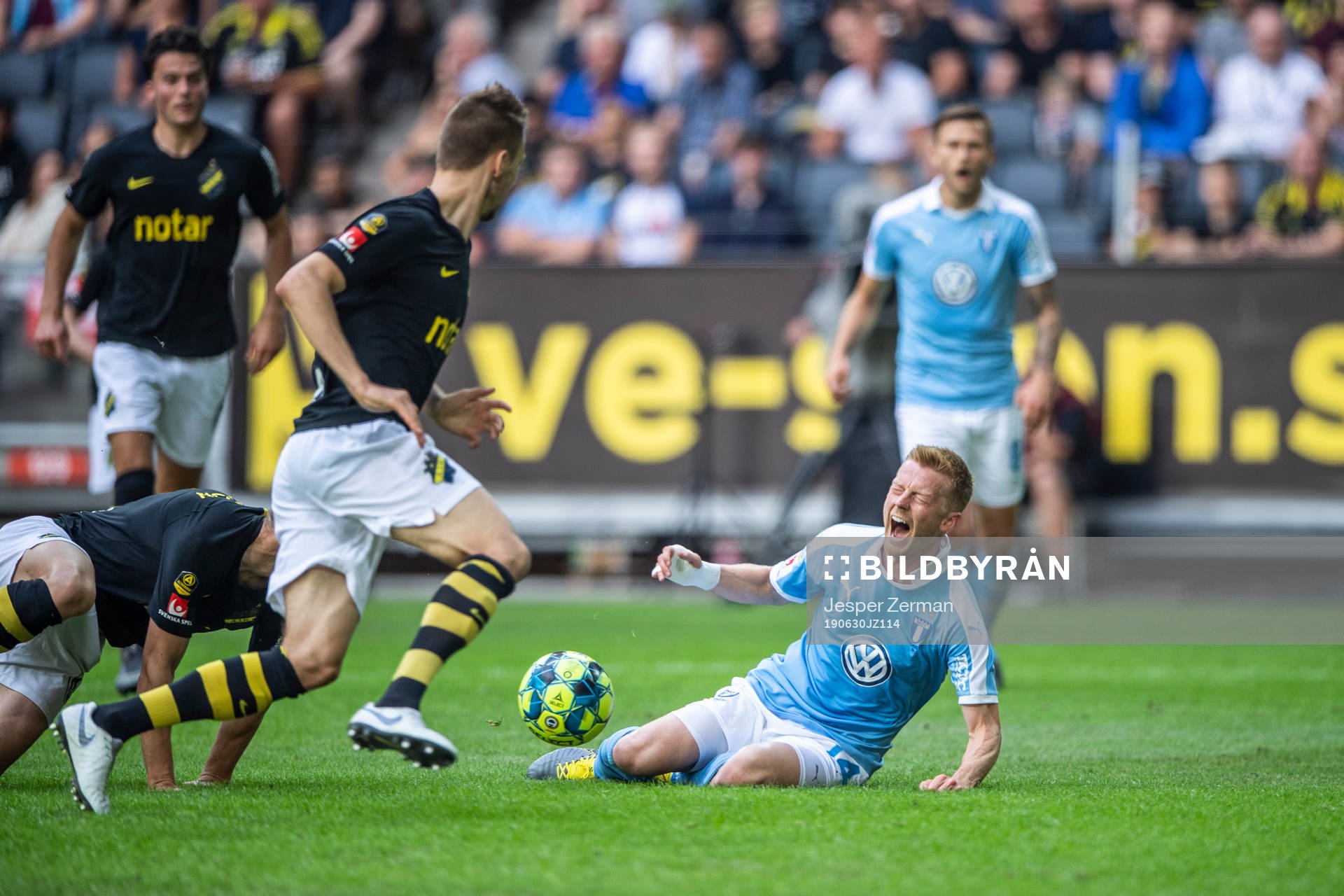 Malmö FFs Anders Christiansen faller efter en duell med AIK:s Per Karlsson under fotbollsmatchen i Allsvenskan mellan AIK och Malmö FF den 30 juni 2019 i Stockholm.