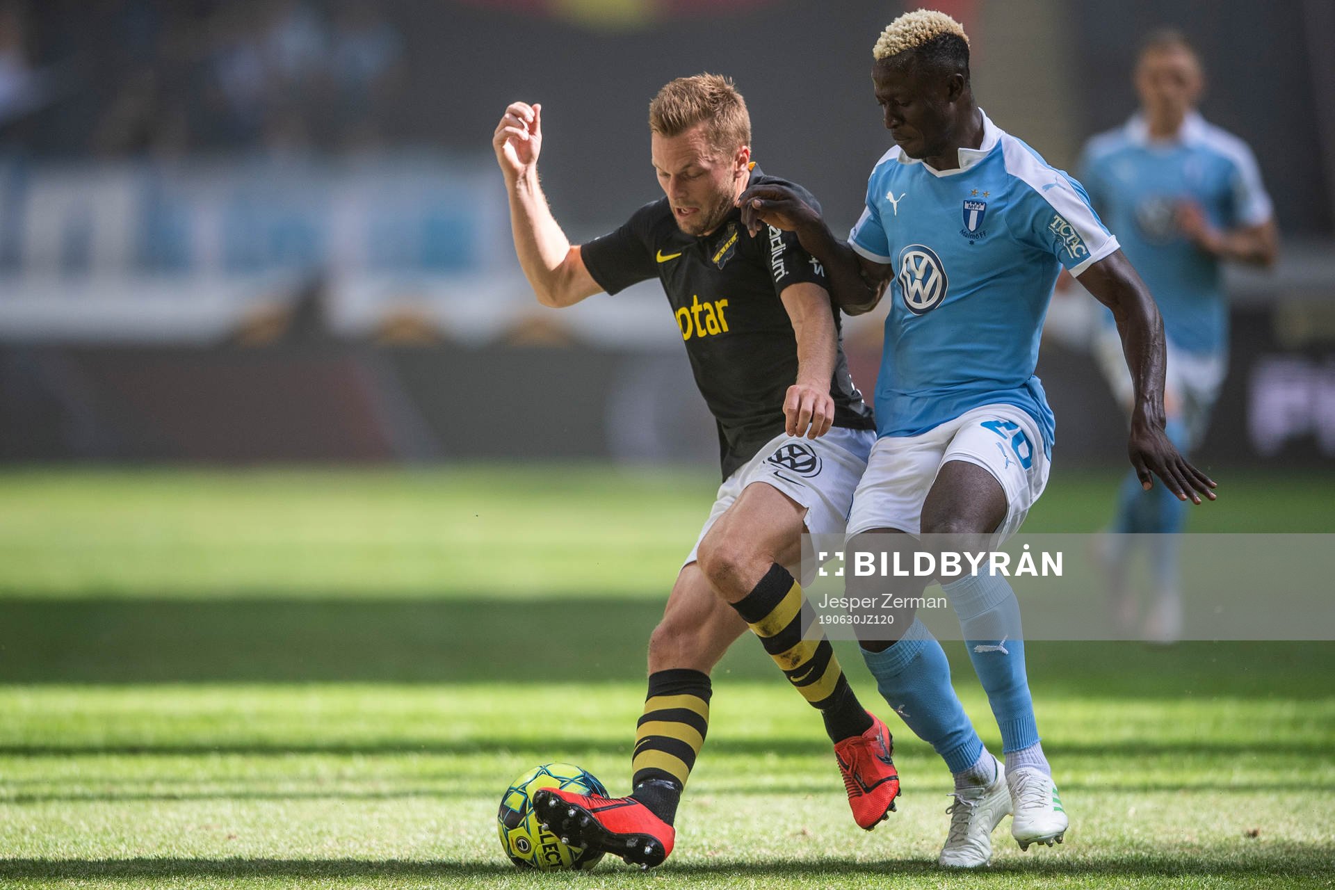 s Sebastian Larsson och Malmö FFs Bonke Innocent