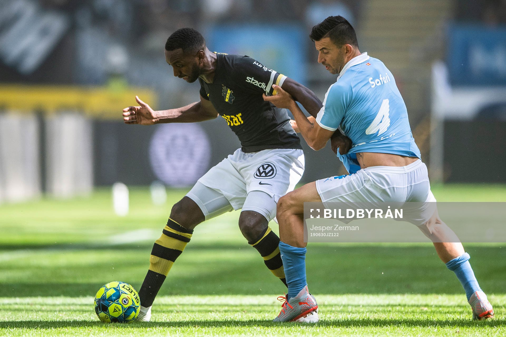 s Henok Goitom och Malmö FFs Behrang Safari