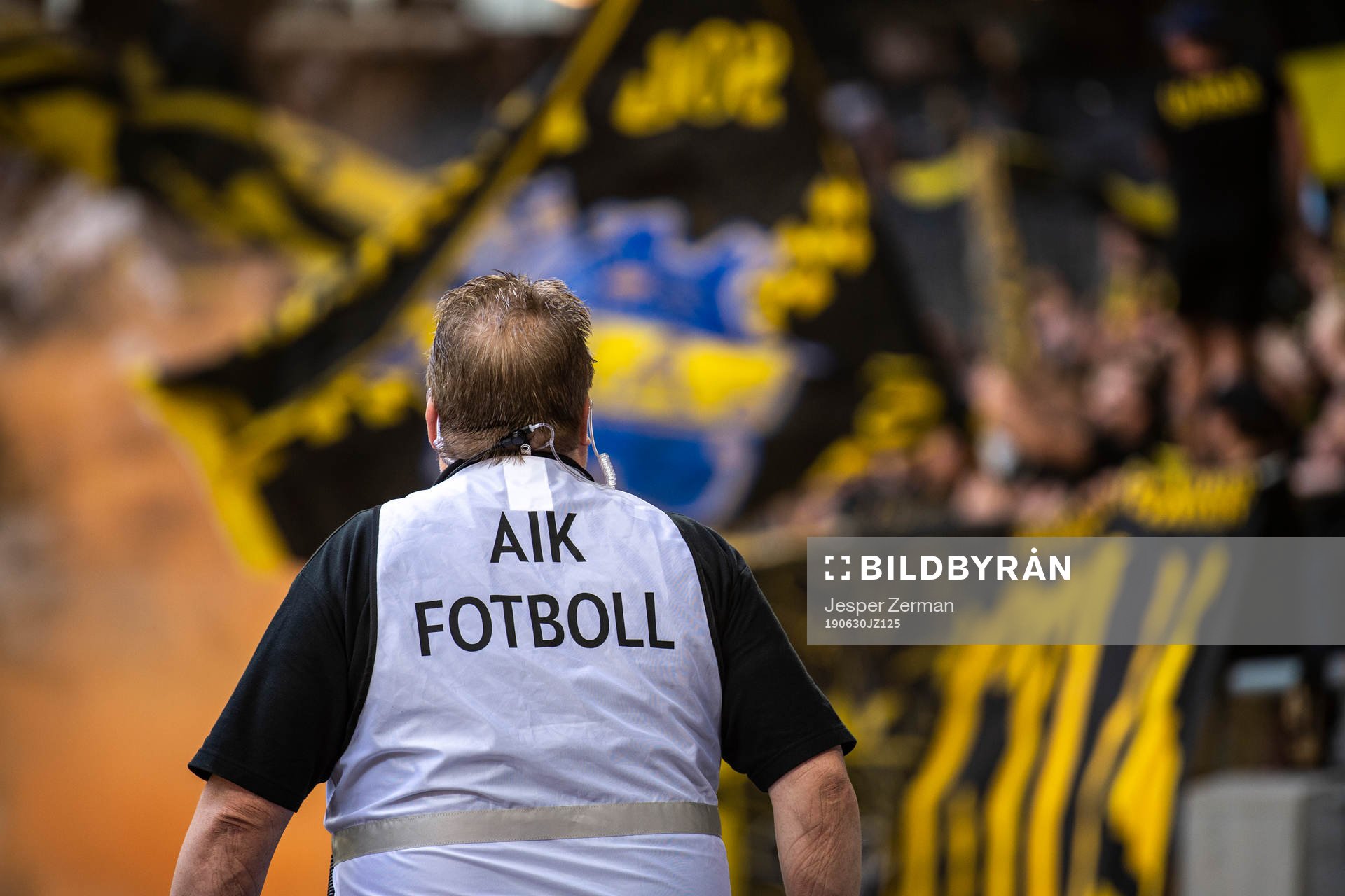 En publikvärd framför AIK-klacken