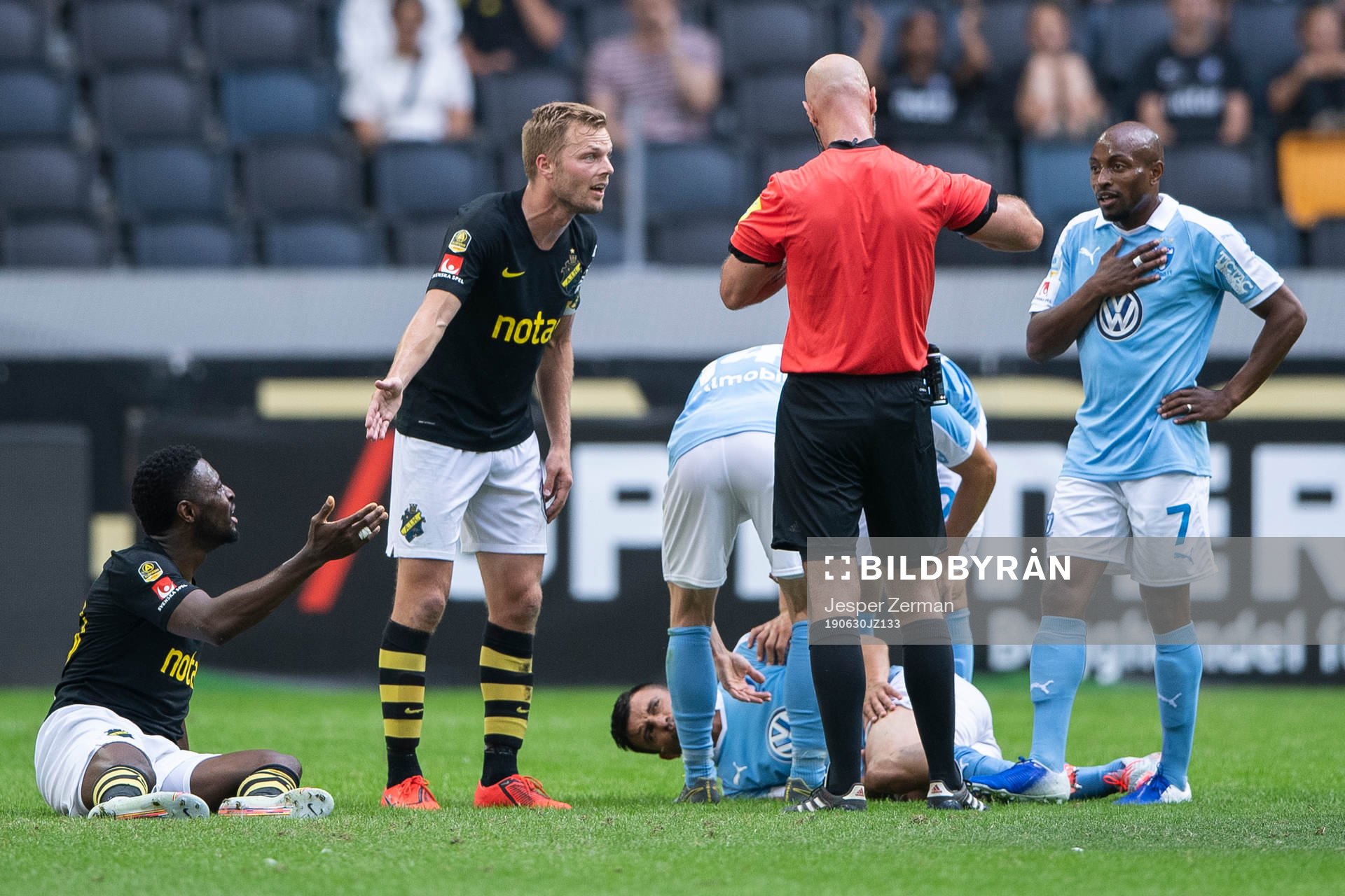 s Chinedu Obasi (v) och Sebastian Larsson reagerar över