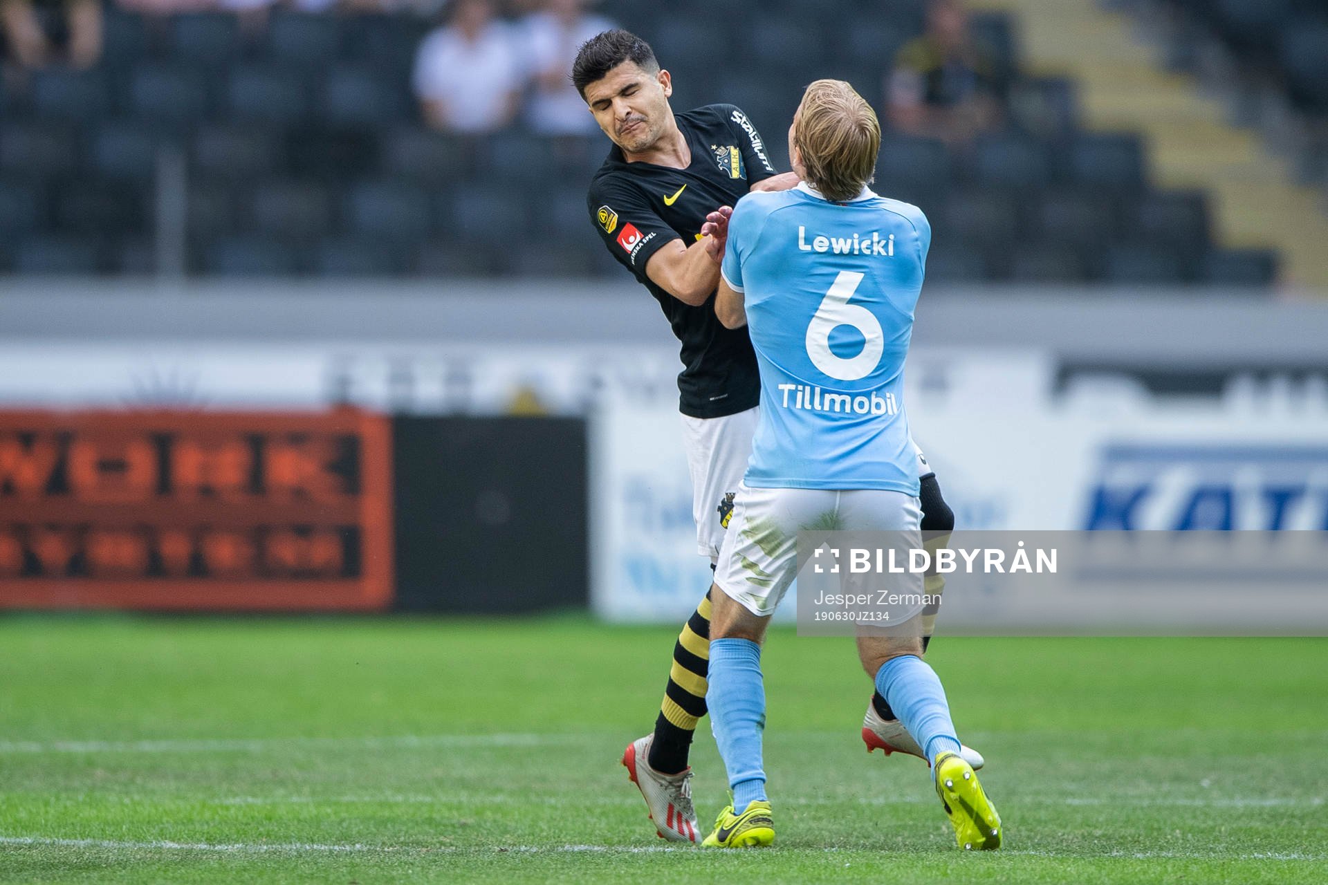 s Tarik Elyounoussi kolliderar med Malmö FFs Oscar Lewicki