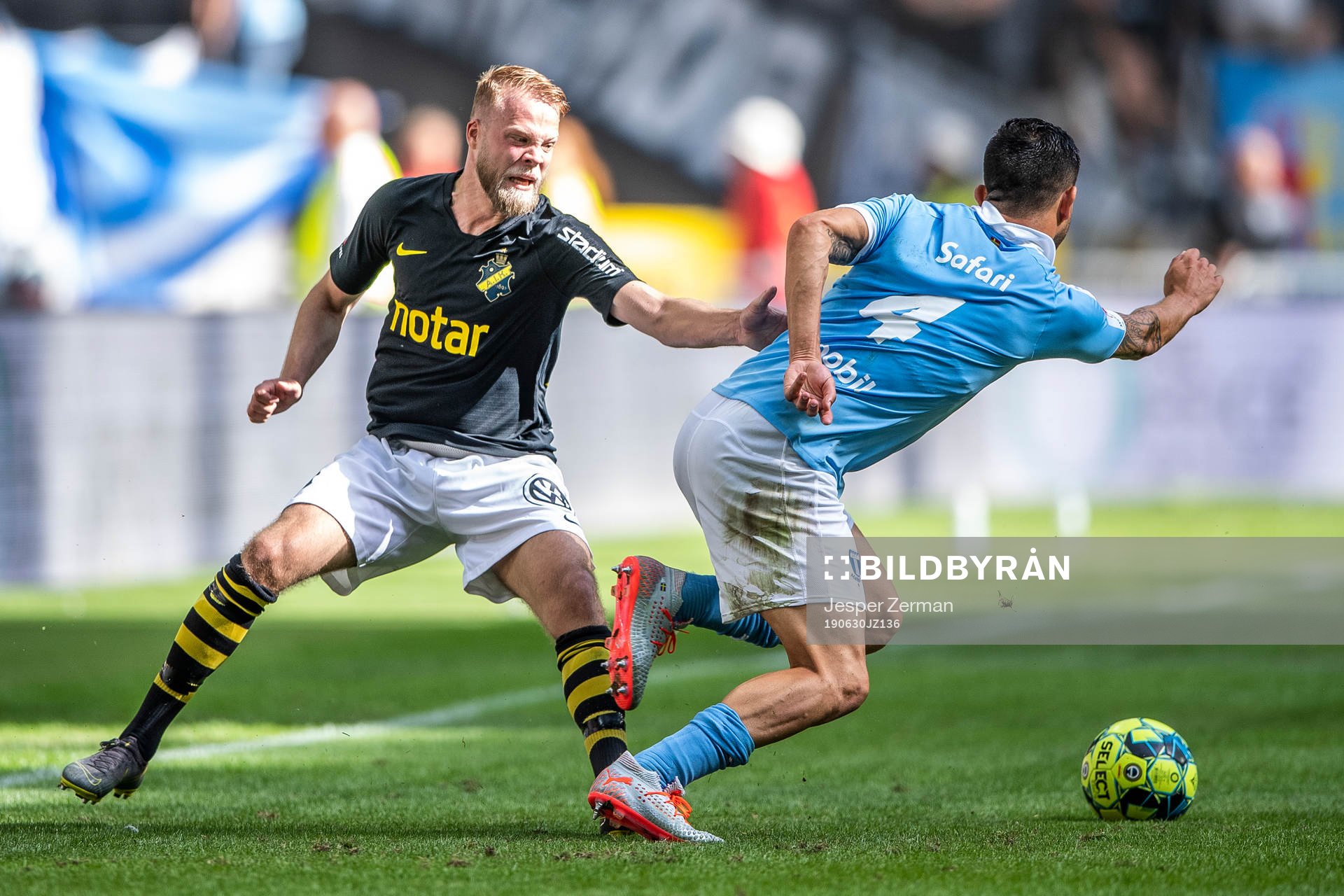 s Daniel Sundgren och Malmö FFs Behrang Safari