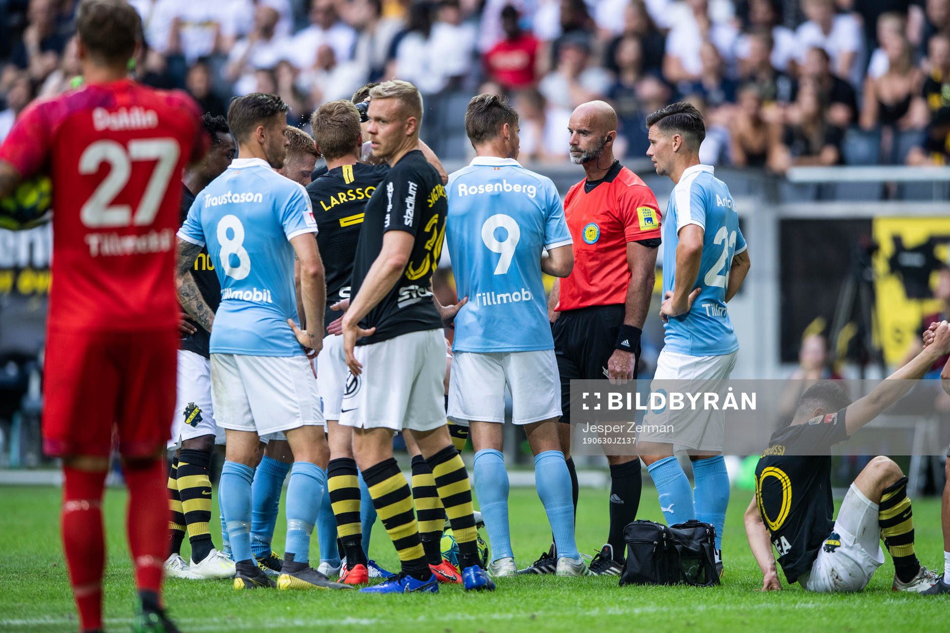Malmö FFs Markus Rosenberg diskuterar med domare Stefan