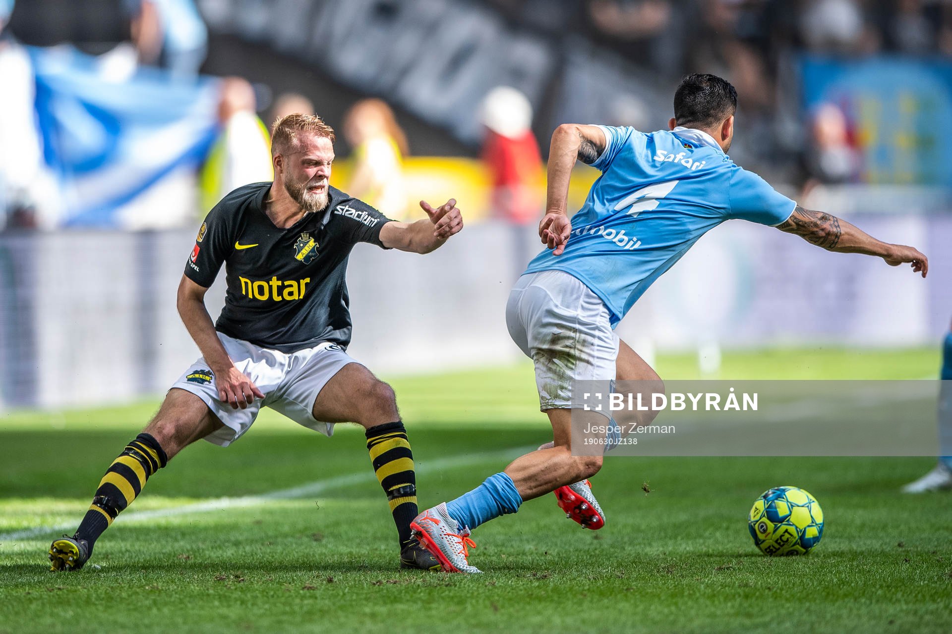 s Daniel Sundgren och Malmö FFs Behrang Safari