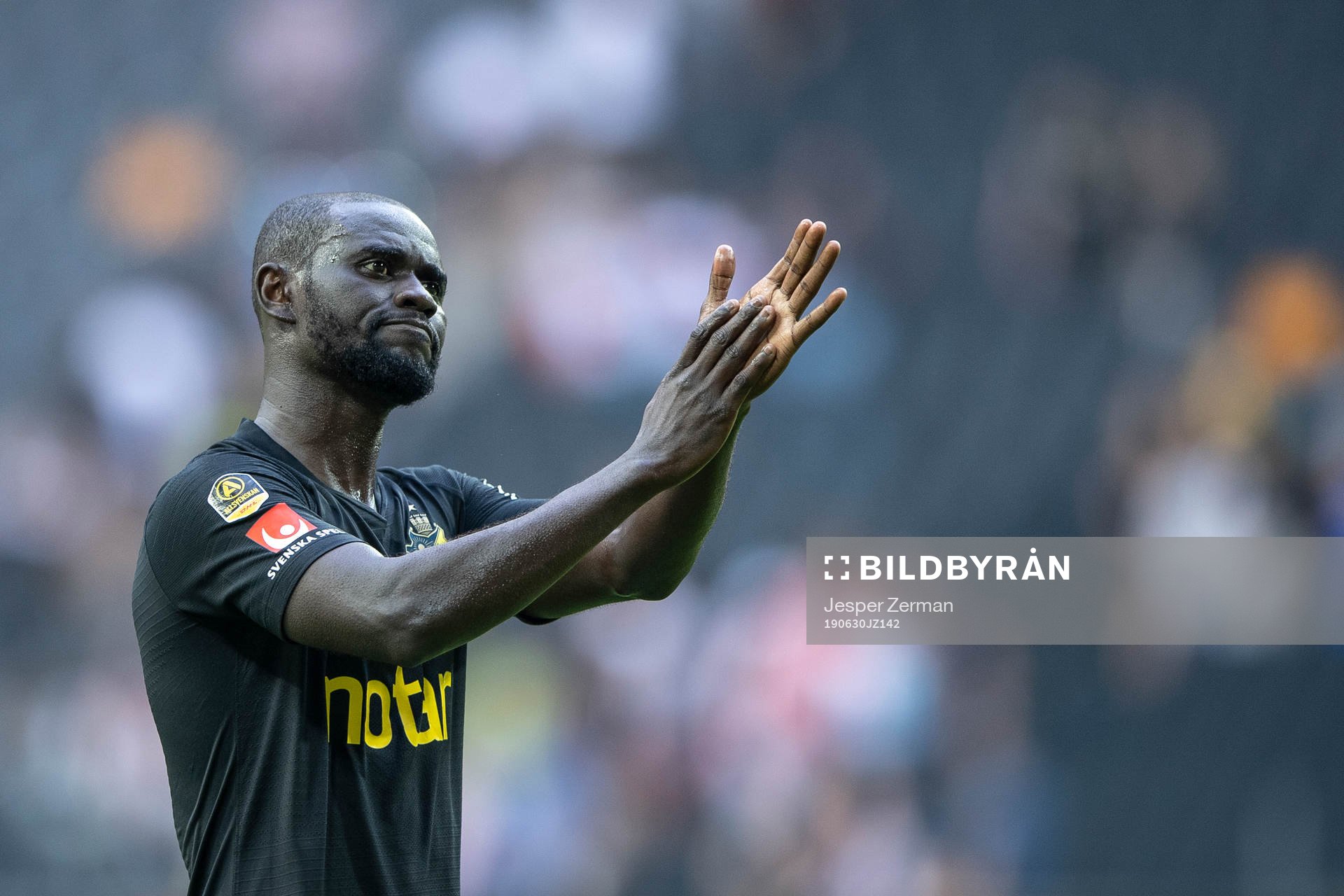 s Enoch Kofi Adu tackar publiken
