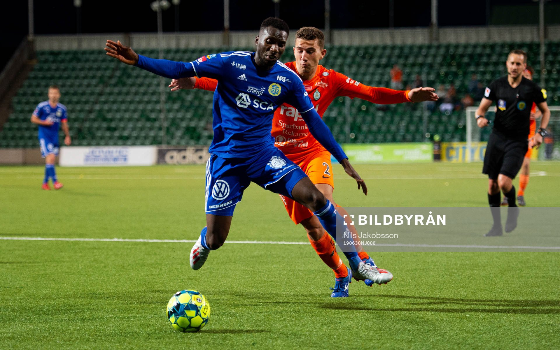 Sundsvalls Peter Wilson opch AFC Eskilstunas Adnan Kojic