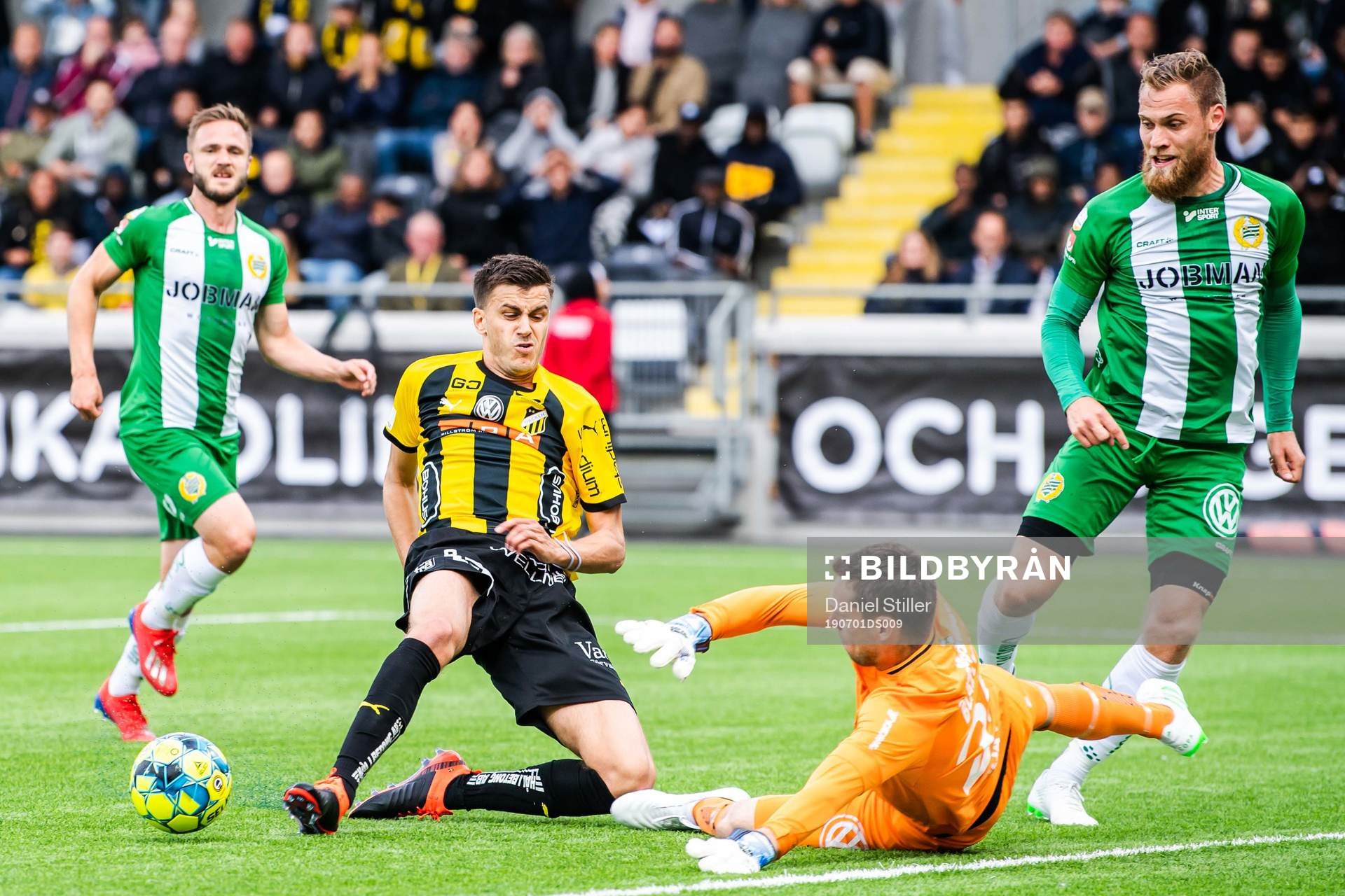 Häckens Alexander Jeremejeff mot Hammarbys målvakt Davor