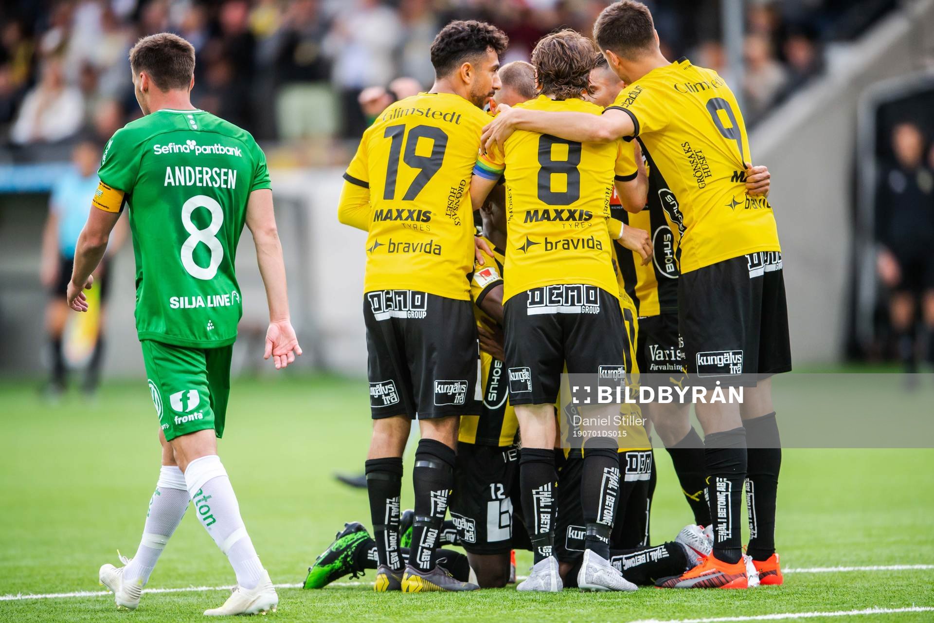 Häckens Nasiru Mohammed jublar med lagkamrater