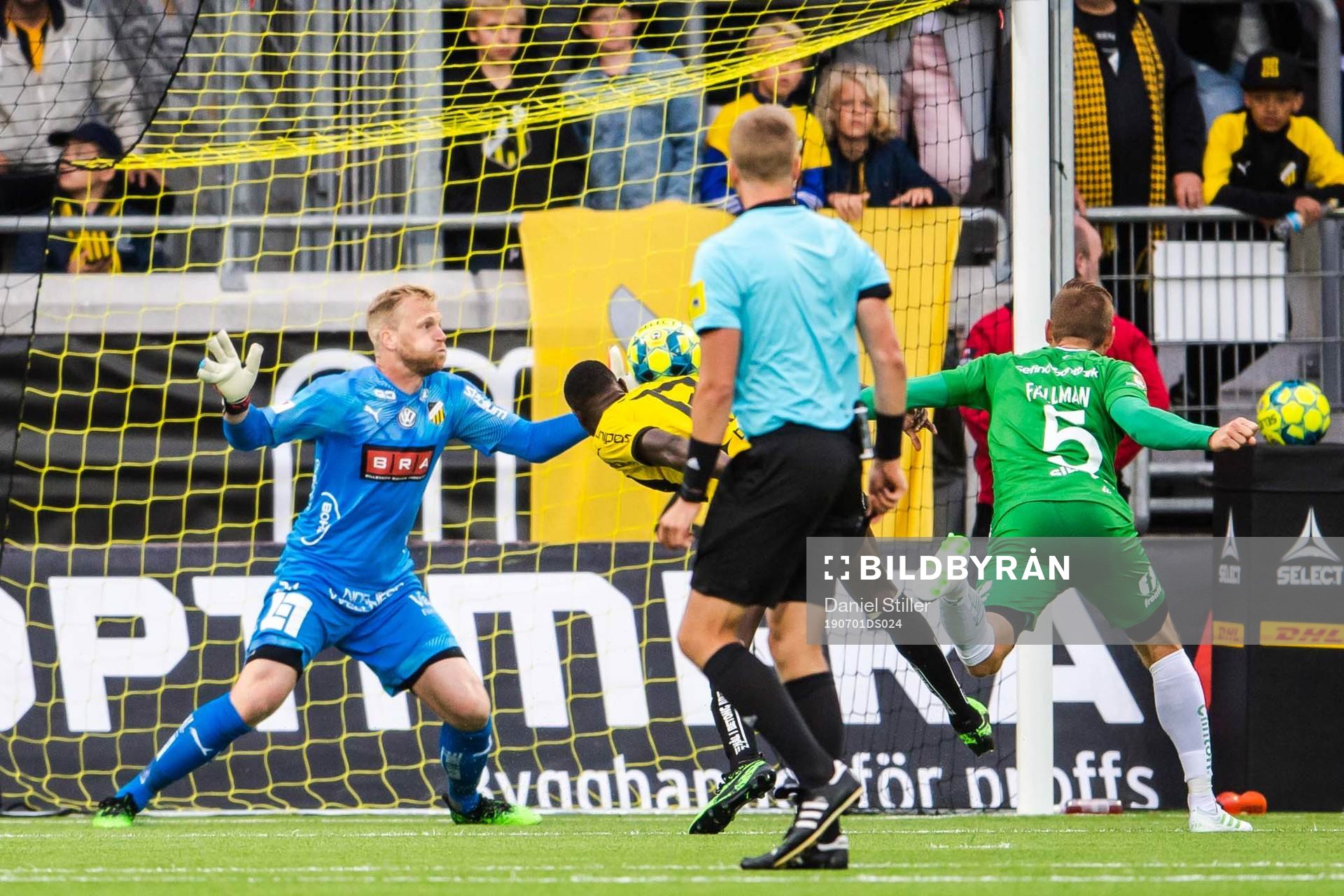 Häckens målvakt Peter Abrahamsson räddar en nick från