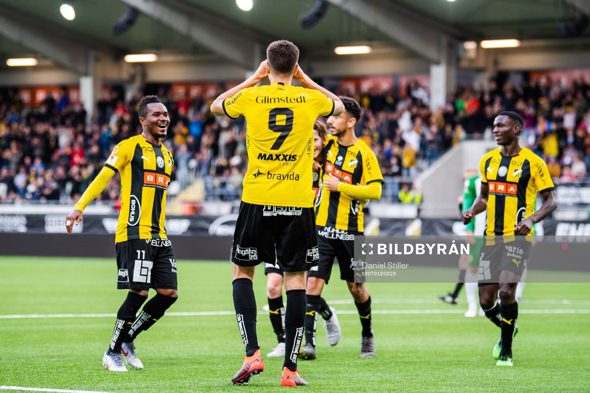 Häckens Alexander Jeremejeff jublar med Nasiru Mohammed