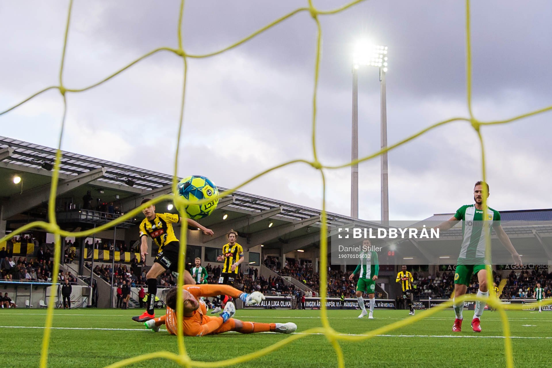 Hammarbys målvakt Davor Blazevic ser Häckens Alexander