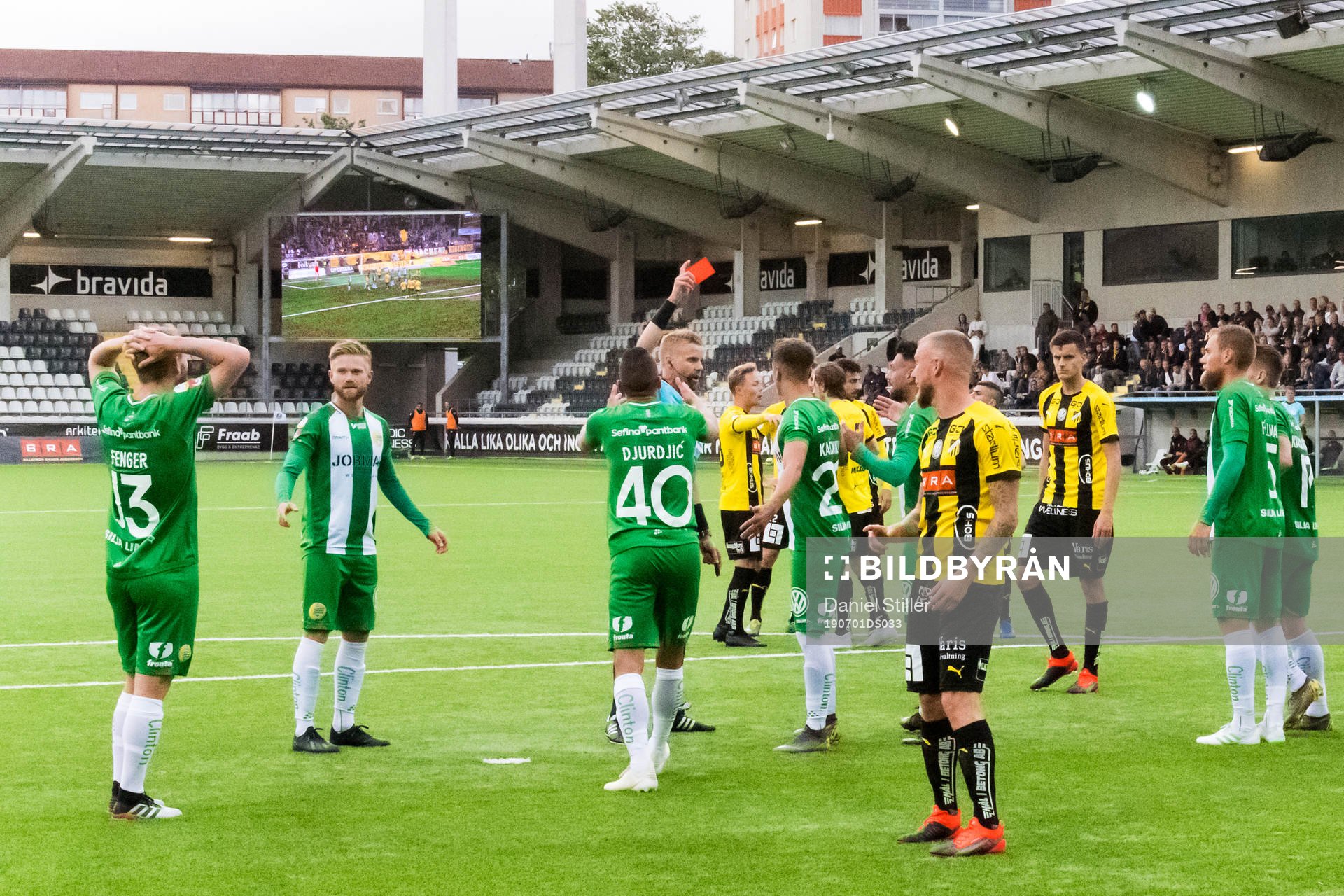Hammarbys Mads Fenger Nielsen får rött kort av domare