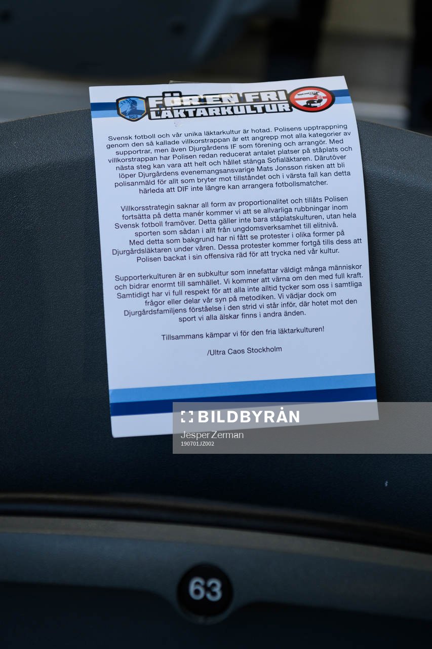 Informationslapp sitter fasttejpad på en stol på läktaren
