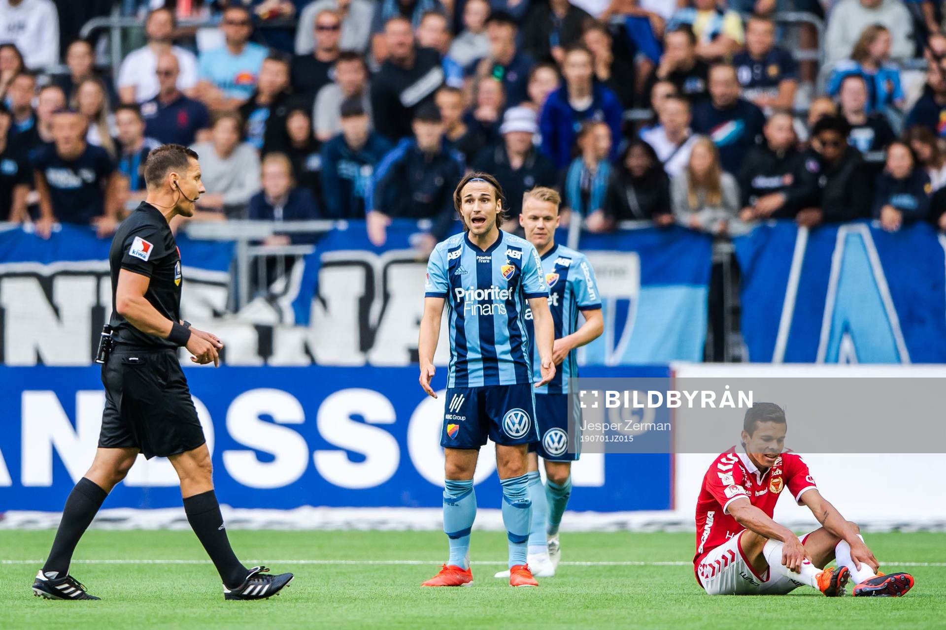Djurgårdens Kevin Walker reagerar på ett domslut