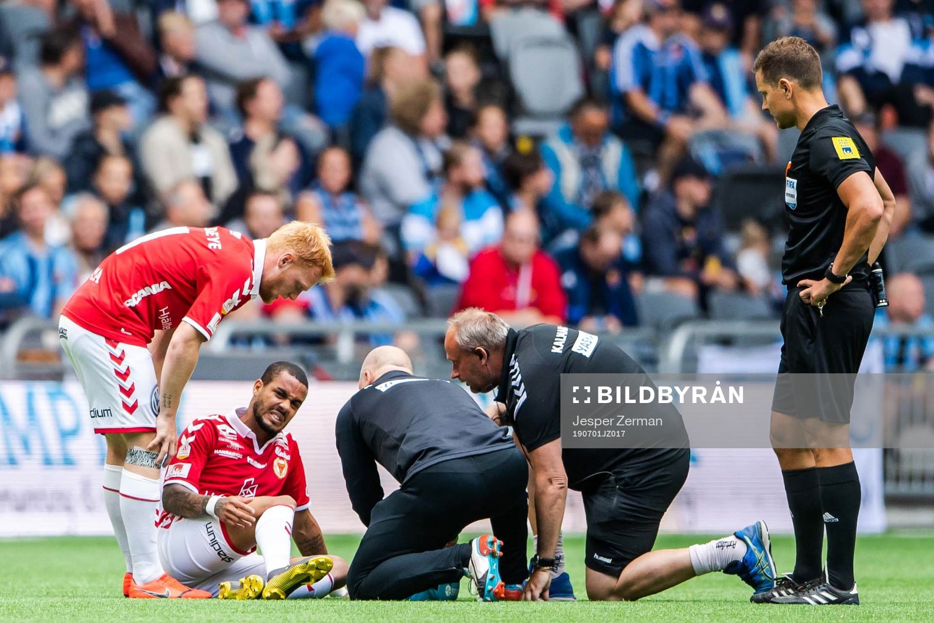 Kalmars Emaxwell Souza de Lima får vård under fotbollsmatchen i Allsvenskan mellan Djurgården och Kalmar FF den 1 juli 2019 i Stockholm.