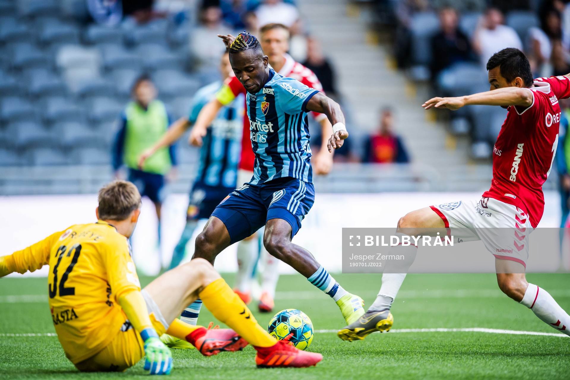 Djurgårdens Mohamed Buya Turay mot Kalmars målvakt Lucas