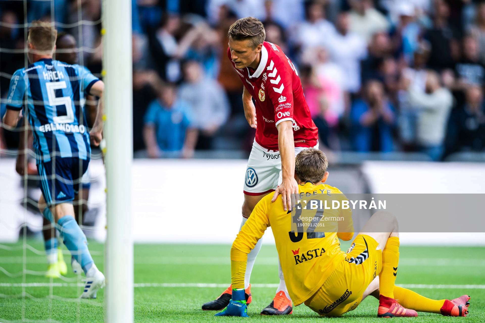 Kalmars målvakt Lucas Hägg-Johansson klappas om