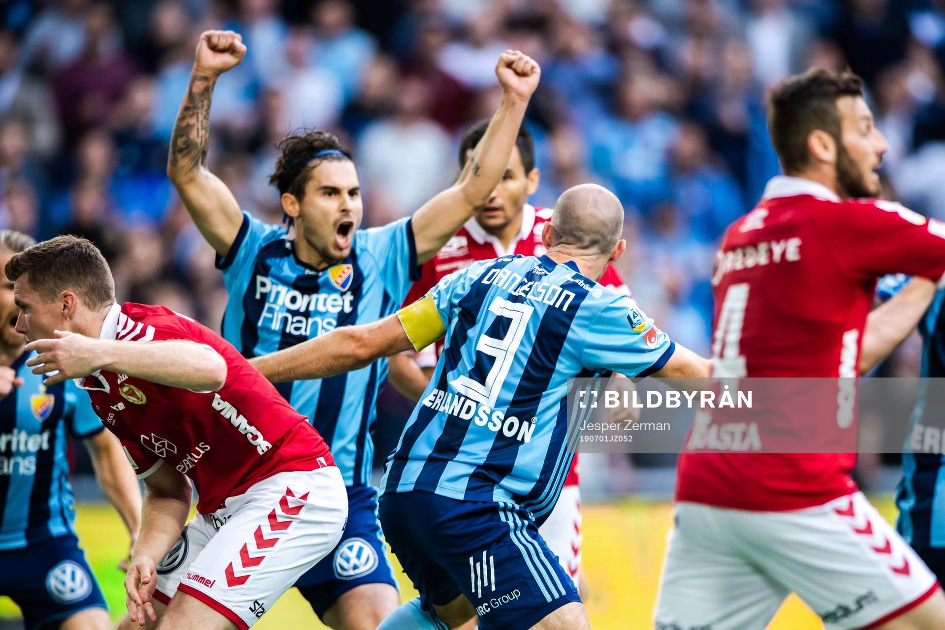 Djurgårdens Marcus Danielson jublar med Astrit Ajdarevic