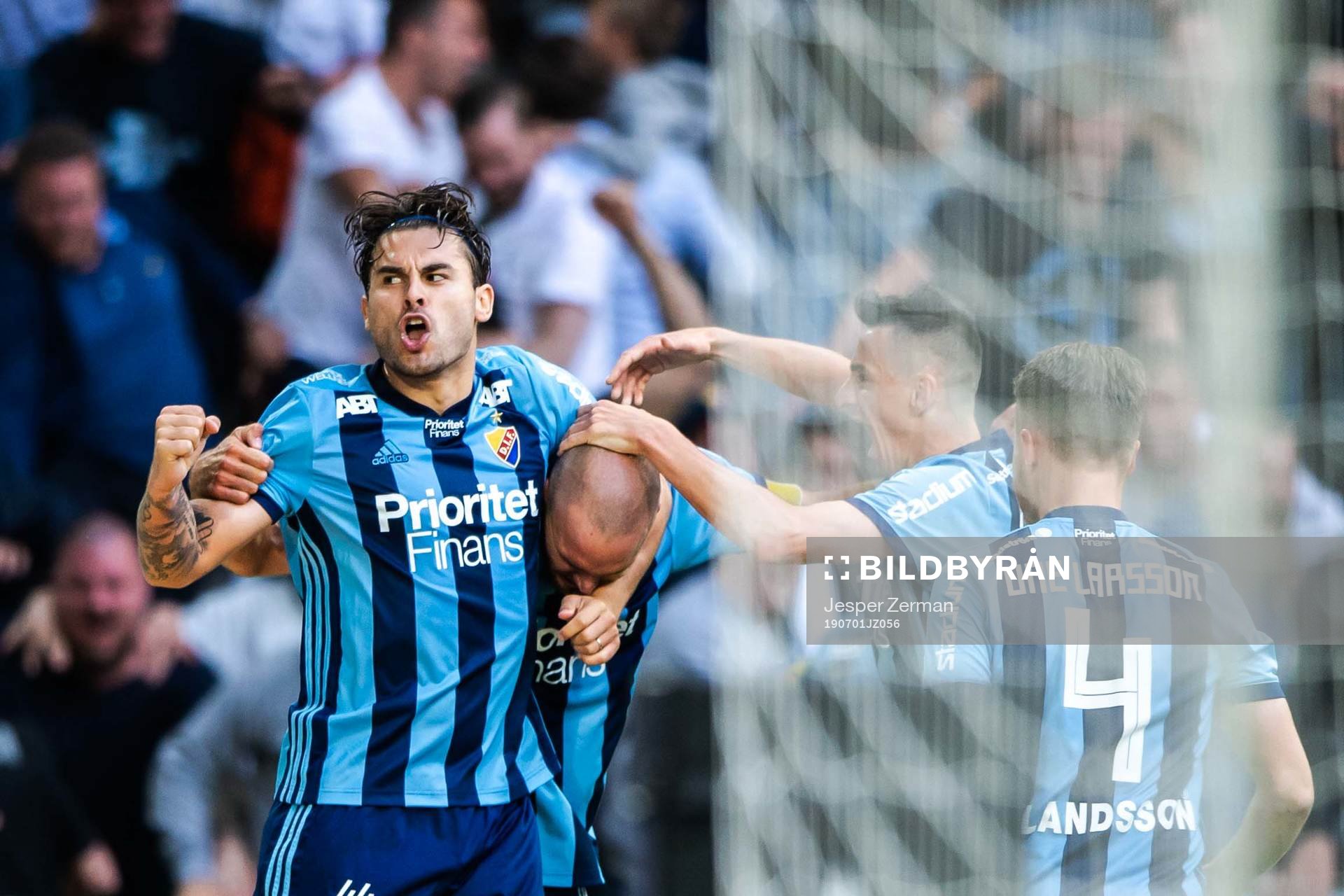 Djurgårdens Marcus Danielson jublar med Astrit Ajdarevic