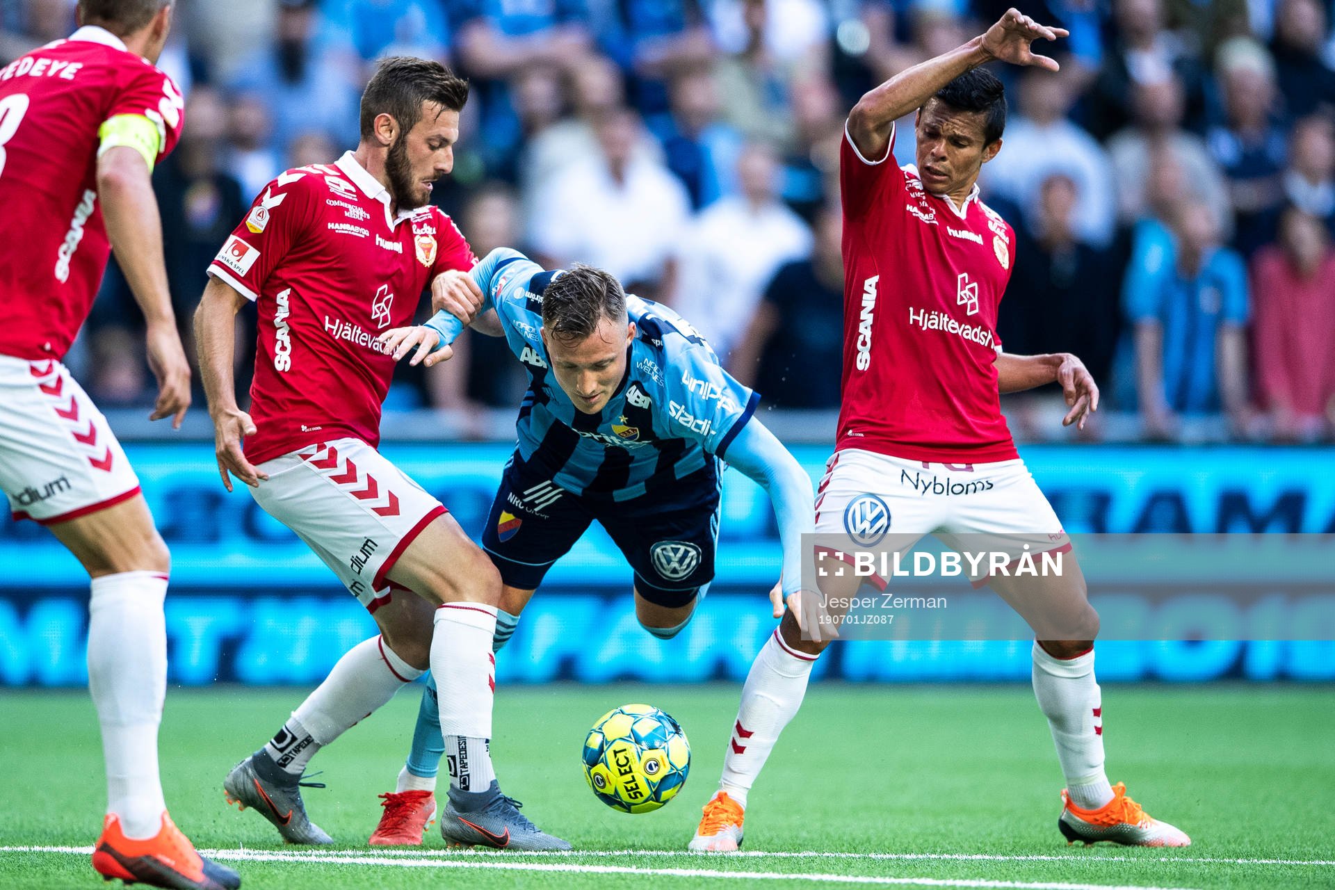 Djurgårdens Fredrik Ulvestad faller i en duell med Kalmars