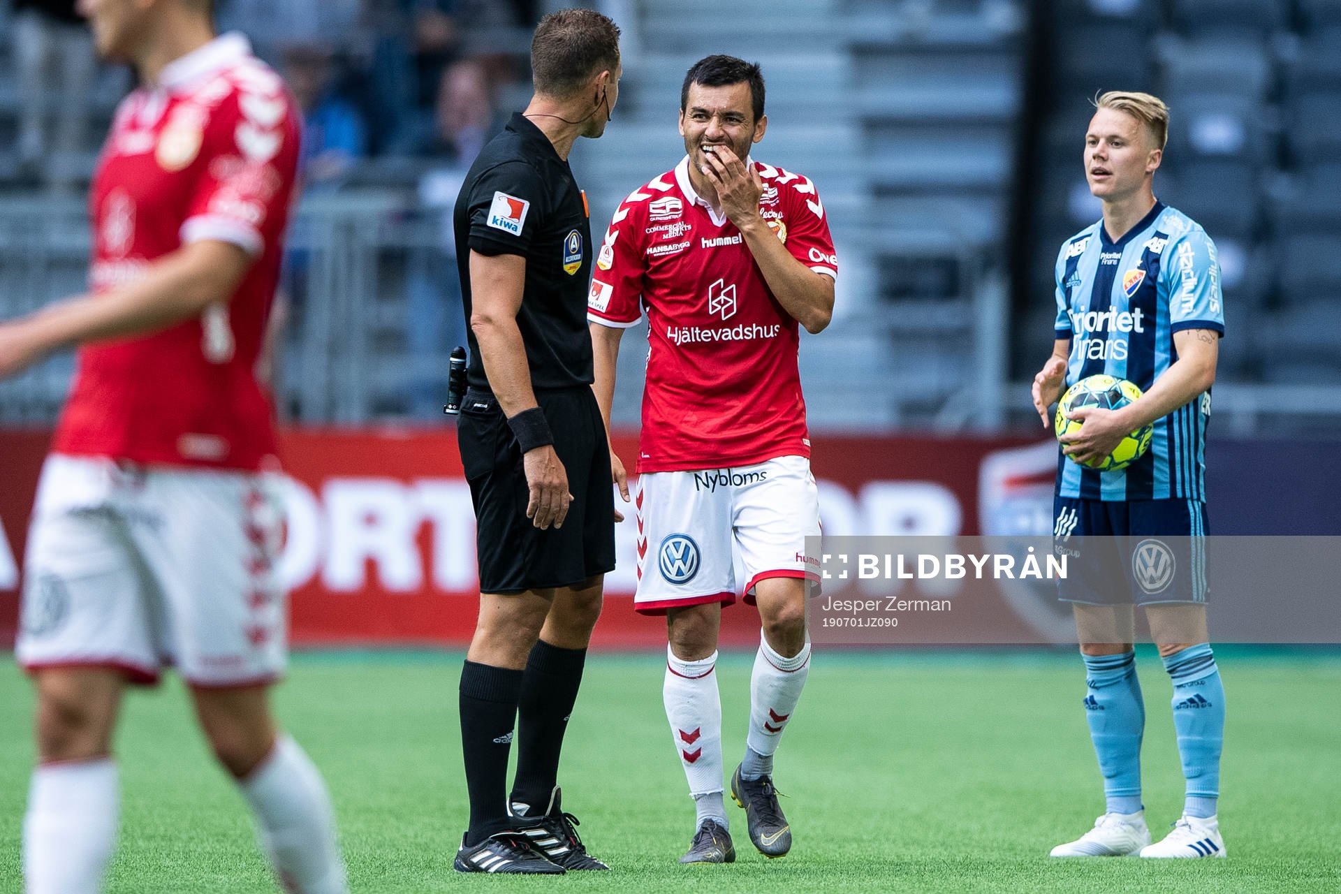 Kalmars Emin Nouri diskuterar med domare Martin