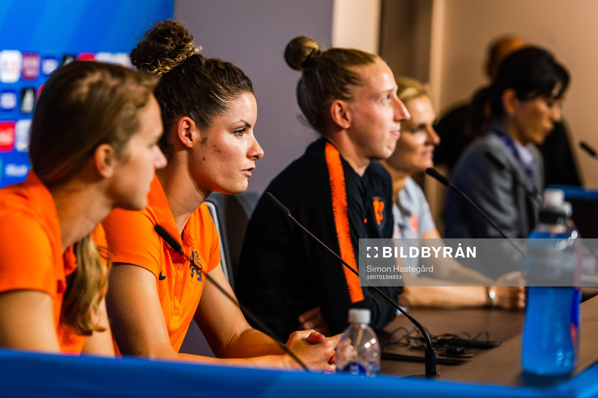 Vivianne Miedema, Dominique Bloodworth and Goalkeeper Sari