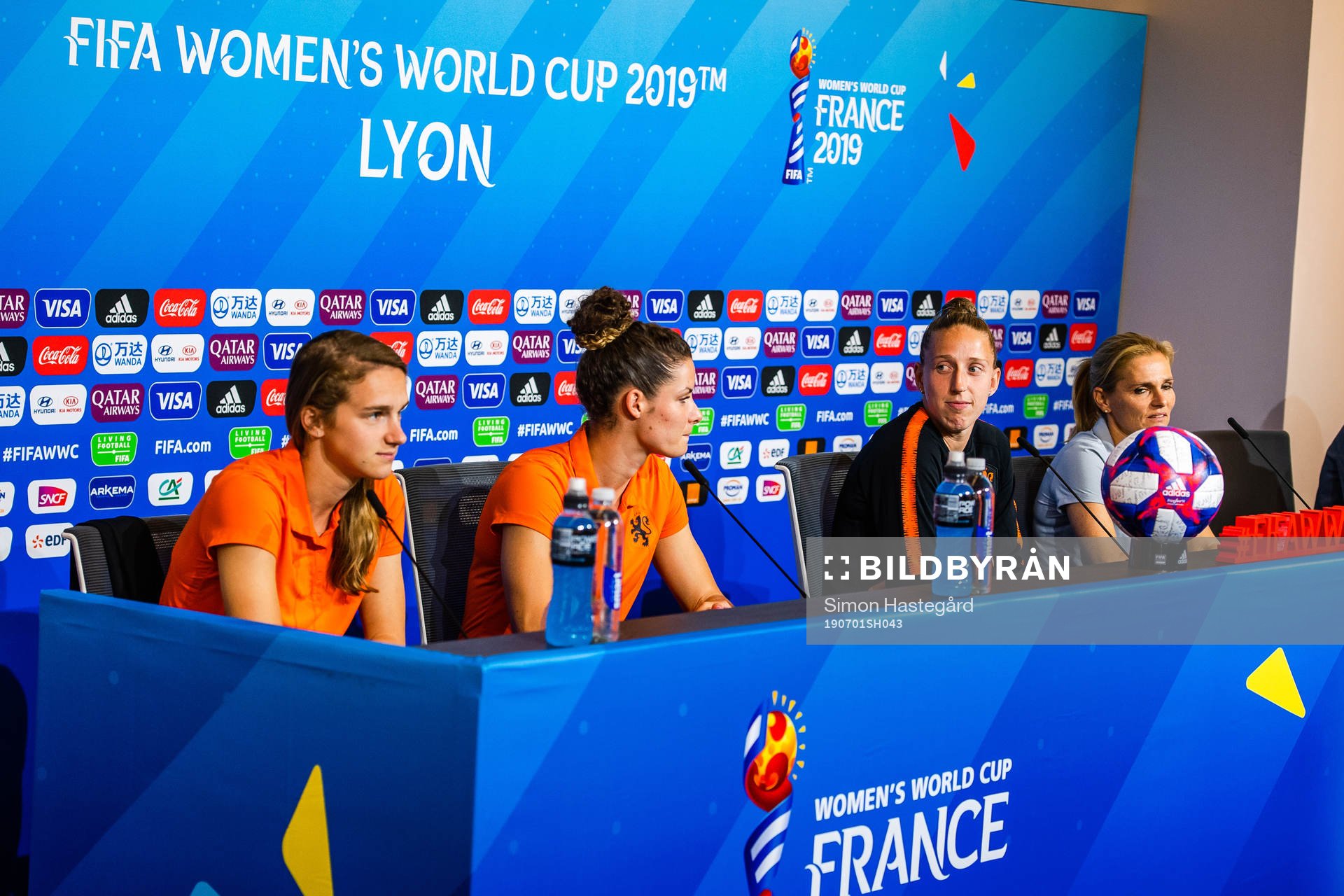 Vivianne Miedema, Dominique Bloodworth,  Goalkeeper Sari