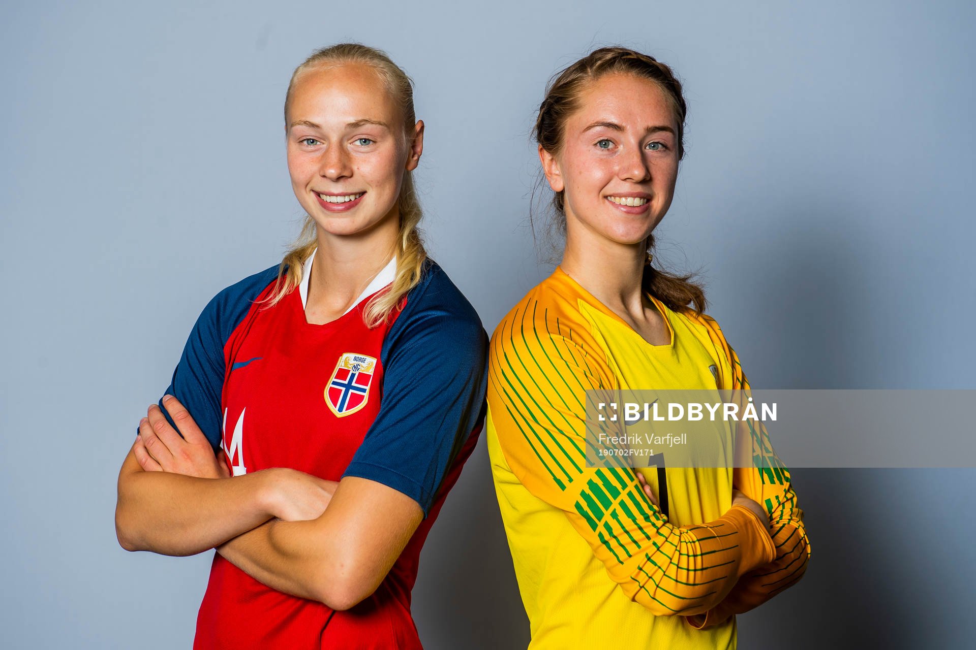 Sara Lindbak Hørte and goalkeeper Karen Oline Sneve pose