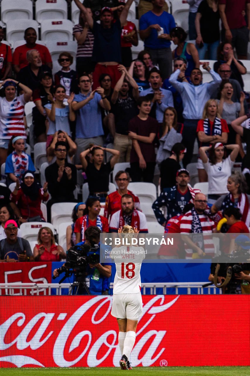Ellen White of England celebrates the 1-1 goal