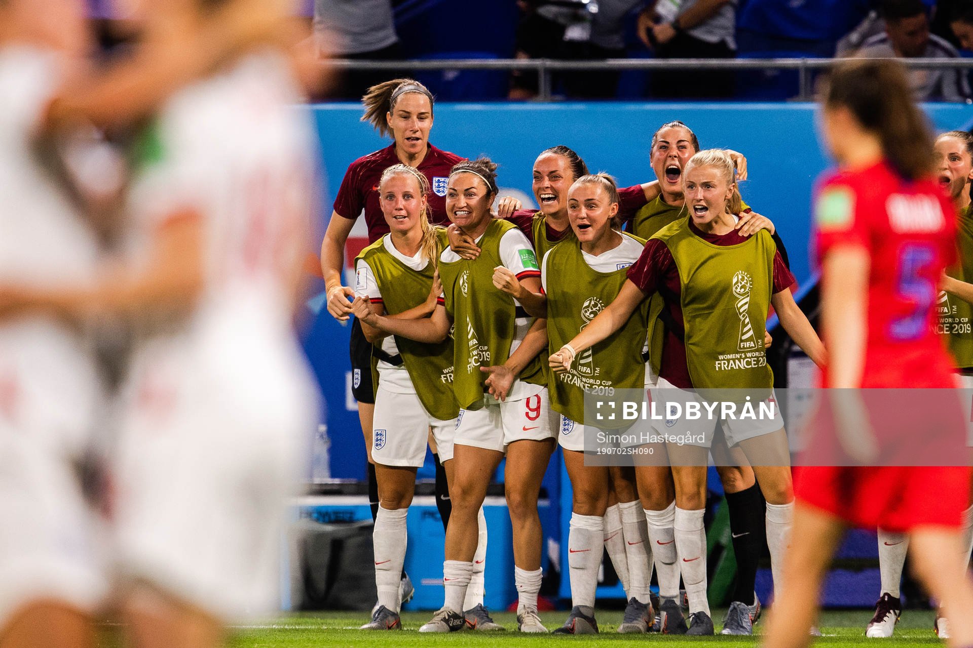 Players of England celebrates