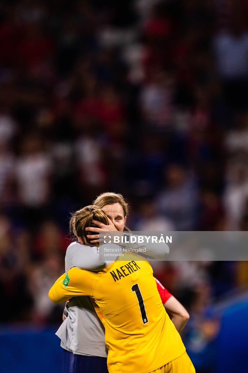 Jillian Ellis, head coach celebrate with goalkeeper Alyssa