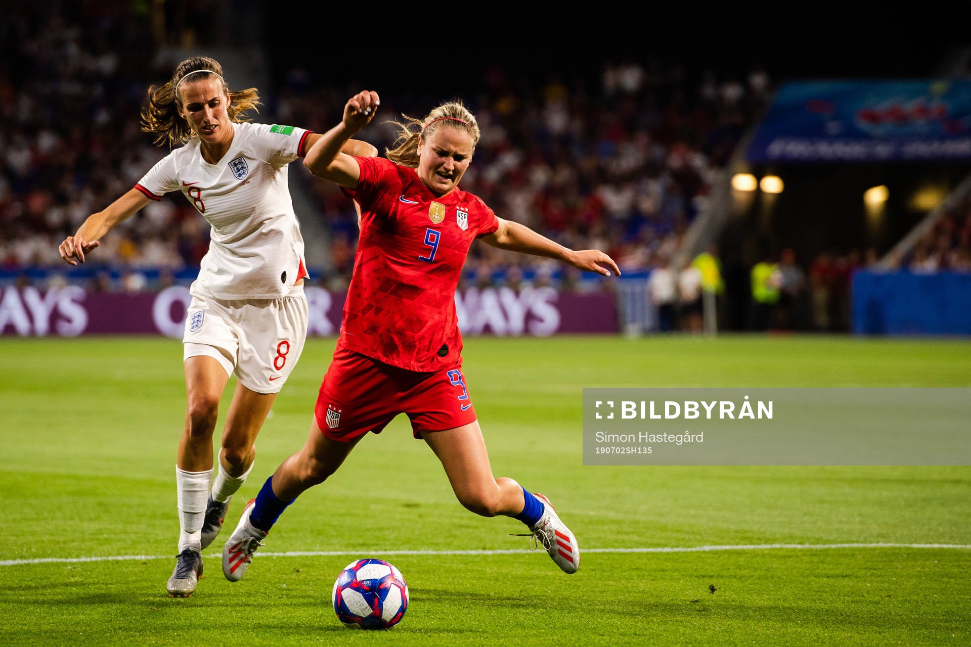 Jill Scott of England and Lindsey Horan of USA
