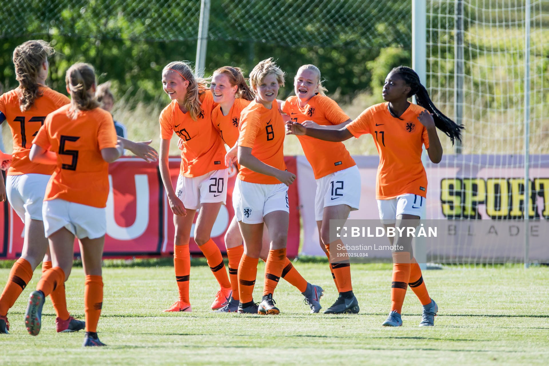 Nederländernas Nikée van Dijk har gjort 1-1 och jublar