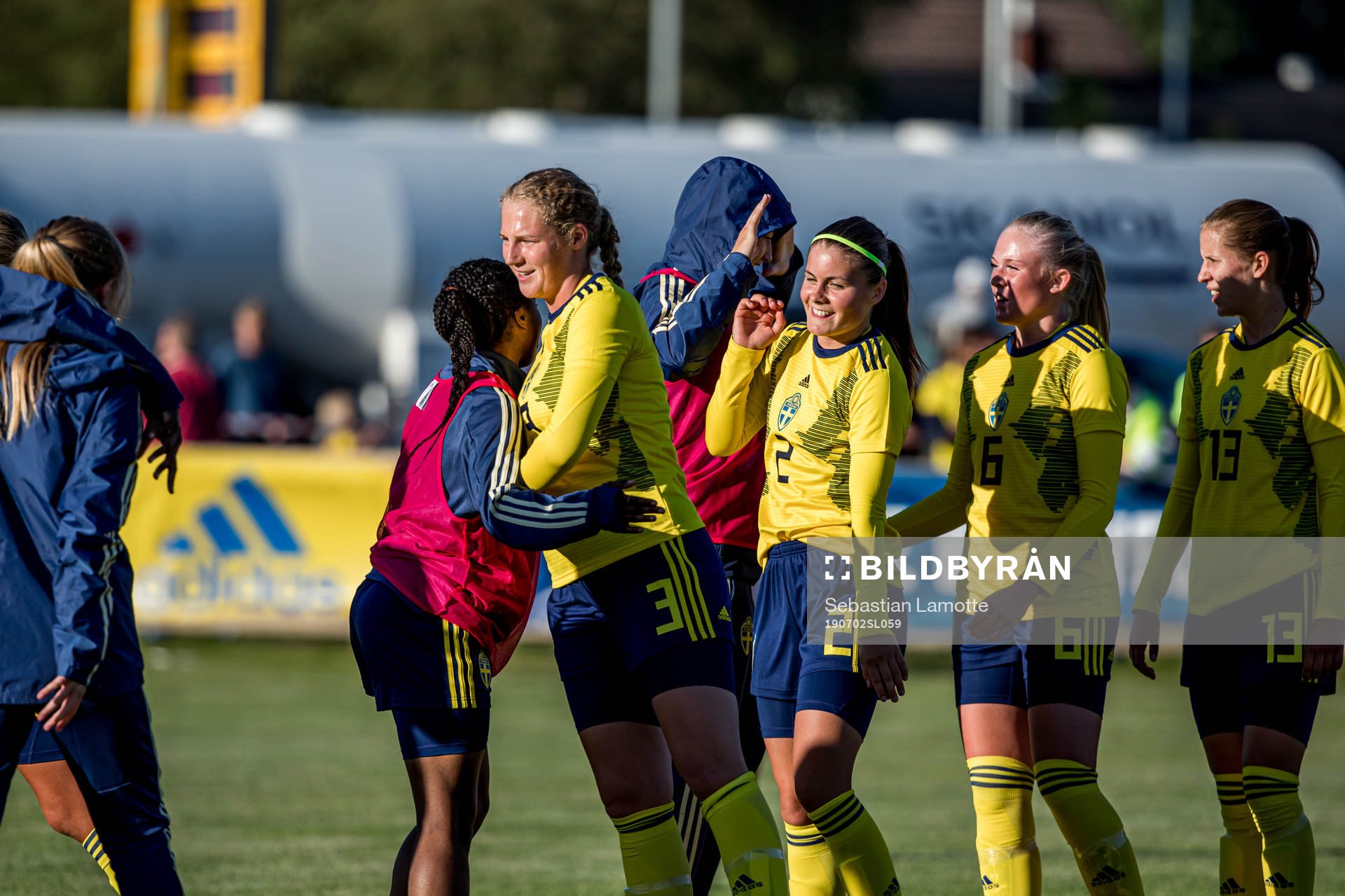 Sveriges spelare jublar fter matchen under F16-landskampen i fotboll mellan Sverige och Nederländerna den 2 juli 2019 i Svanesund.