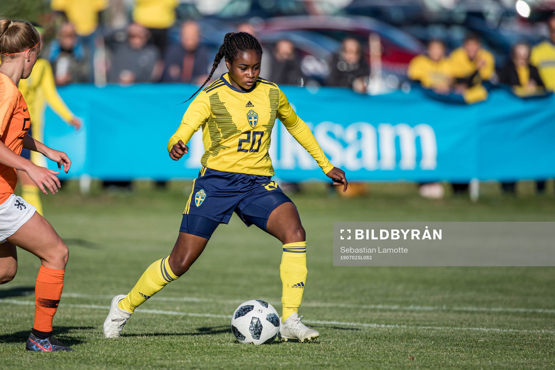 Sveriges Monica Jusu Bahunder F16-landskampen i fotboll