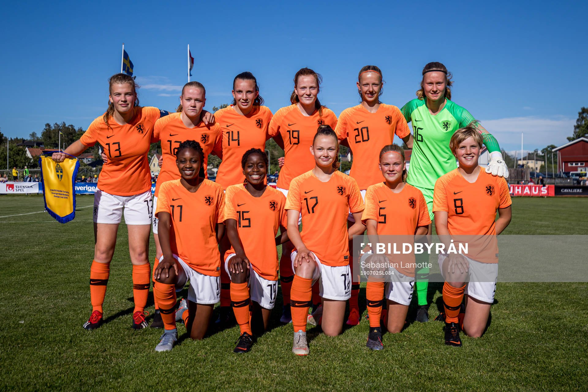 Nederländernas lagfoto inan match. Övre raden från
