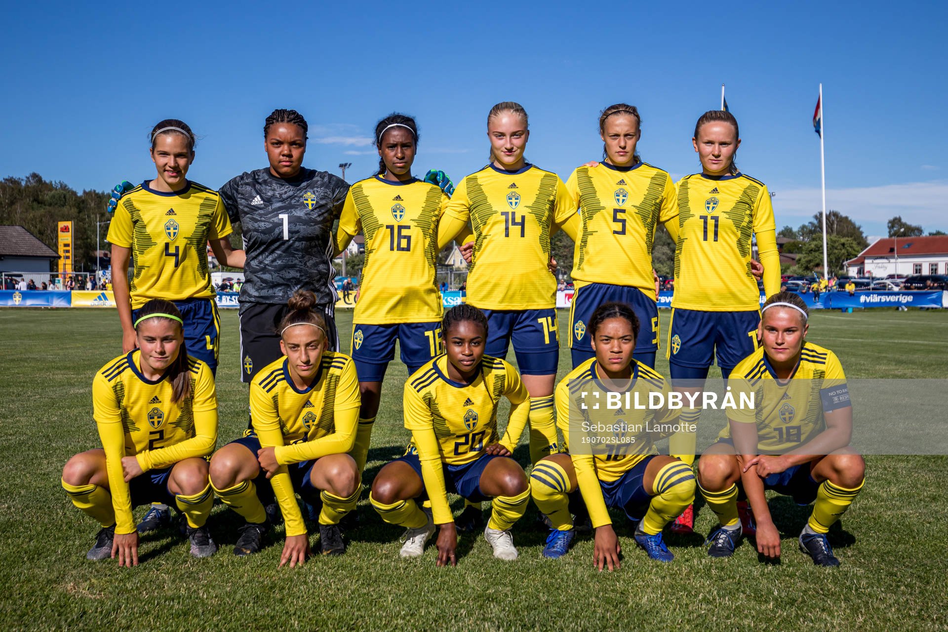 Sveriges spelare under lagfoto innan match. Övre raden från vänster: Evelina Pettersson, målvakt Serina Iddrisu Backmark, Sefanit Dagol, Wilma Leidhammar, Elma Junttila Nelhage och Matilda Vinberg. Nedre raden från vänster: Hanna Wijk, Rusul Rosa Kafaji, Monica Jusu Bahunder, Evelina Duljan och Johanna Svedberg under  F16-landskampen i fotboll mellan Sverige och Nederländerna den 2 juli 2019 i Svanesund.
