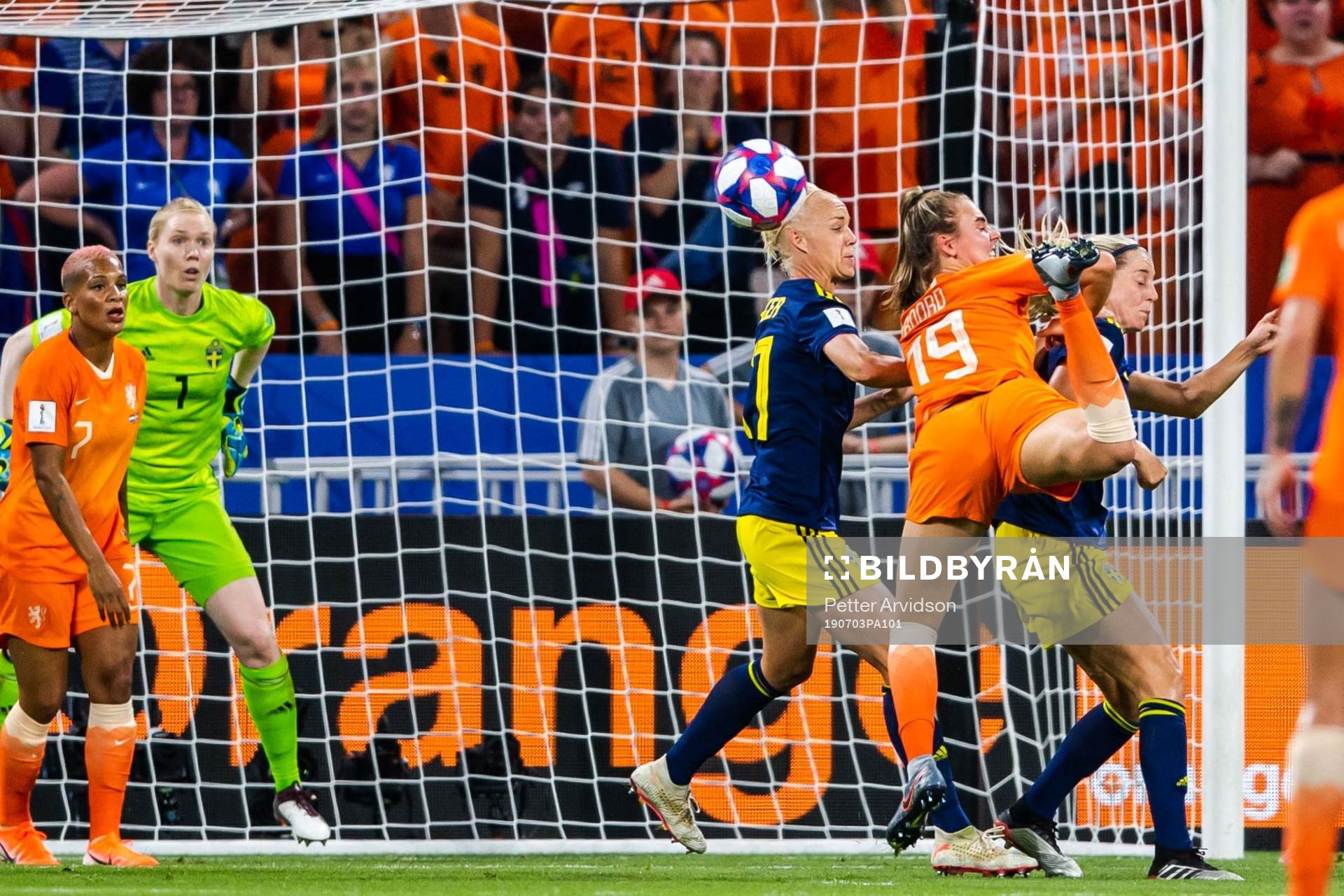 Jill Jamie Roord of Netherlands against Caroline Seger and