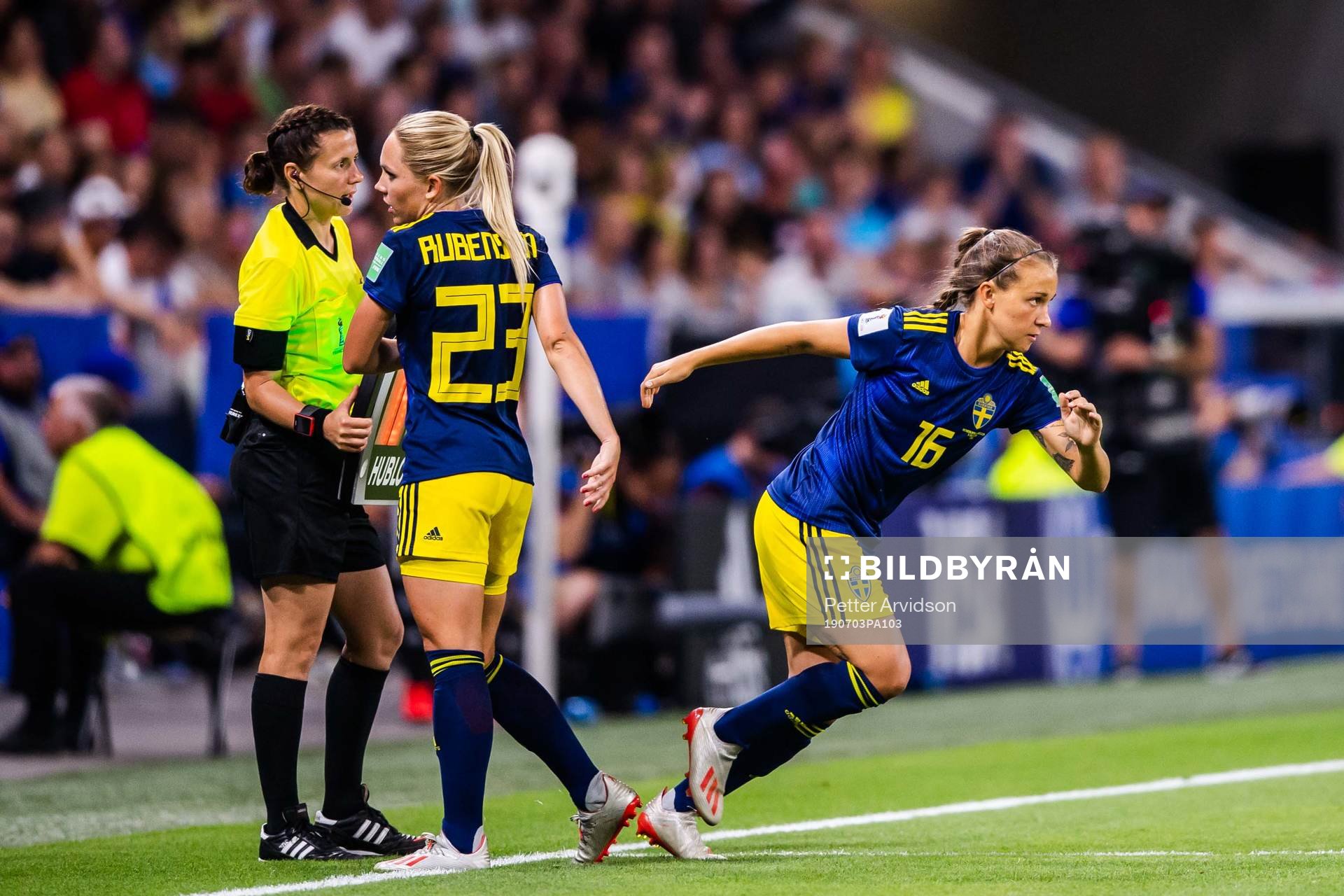 Elin Rubensson changes with Julia Zigiotti Olme of Sweden