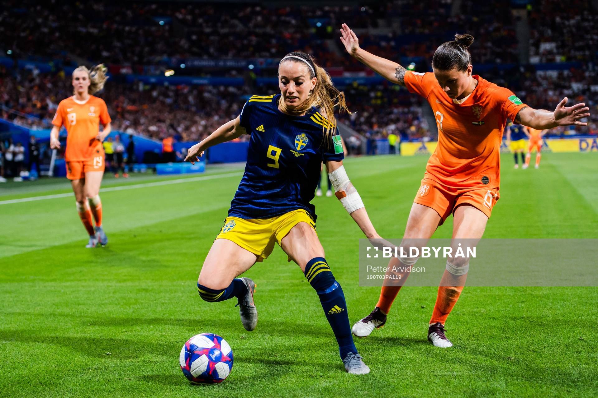 Kosovare Asllani of Sweden and Sherida Spitse of Netherlands