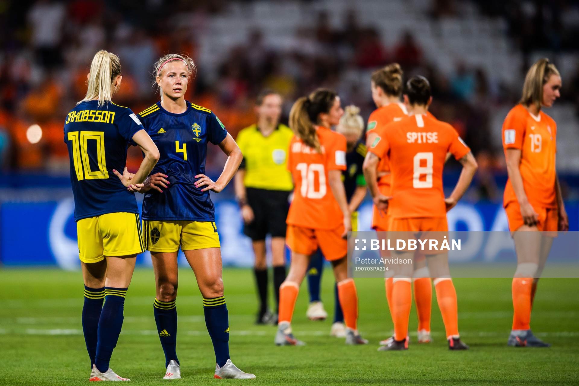 Sofia Jakobsson and Hanna Glas of Sweden look dejected