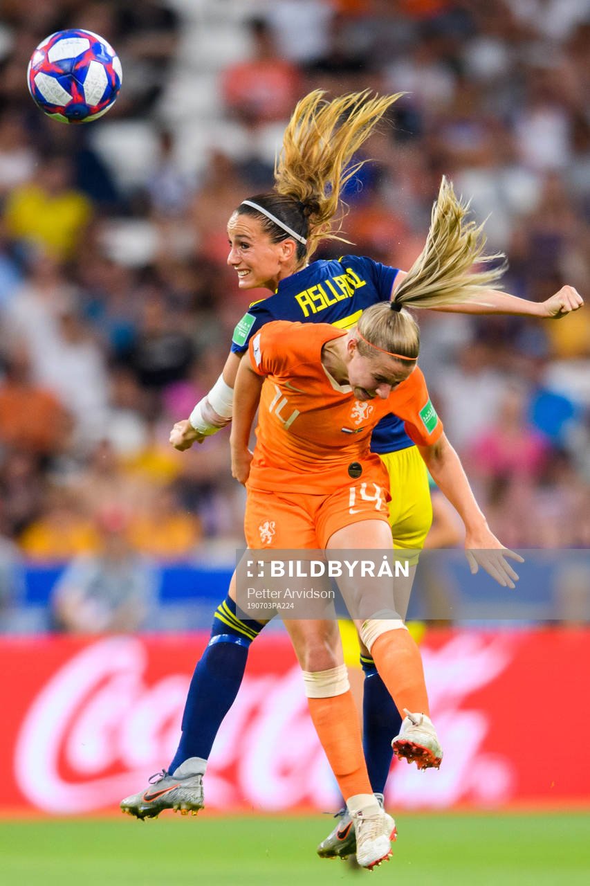 Kosovare Asllani of Sweden and Jackie Noëlle Groenen of