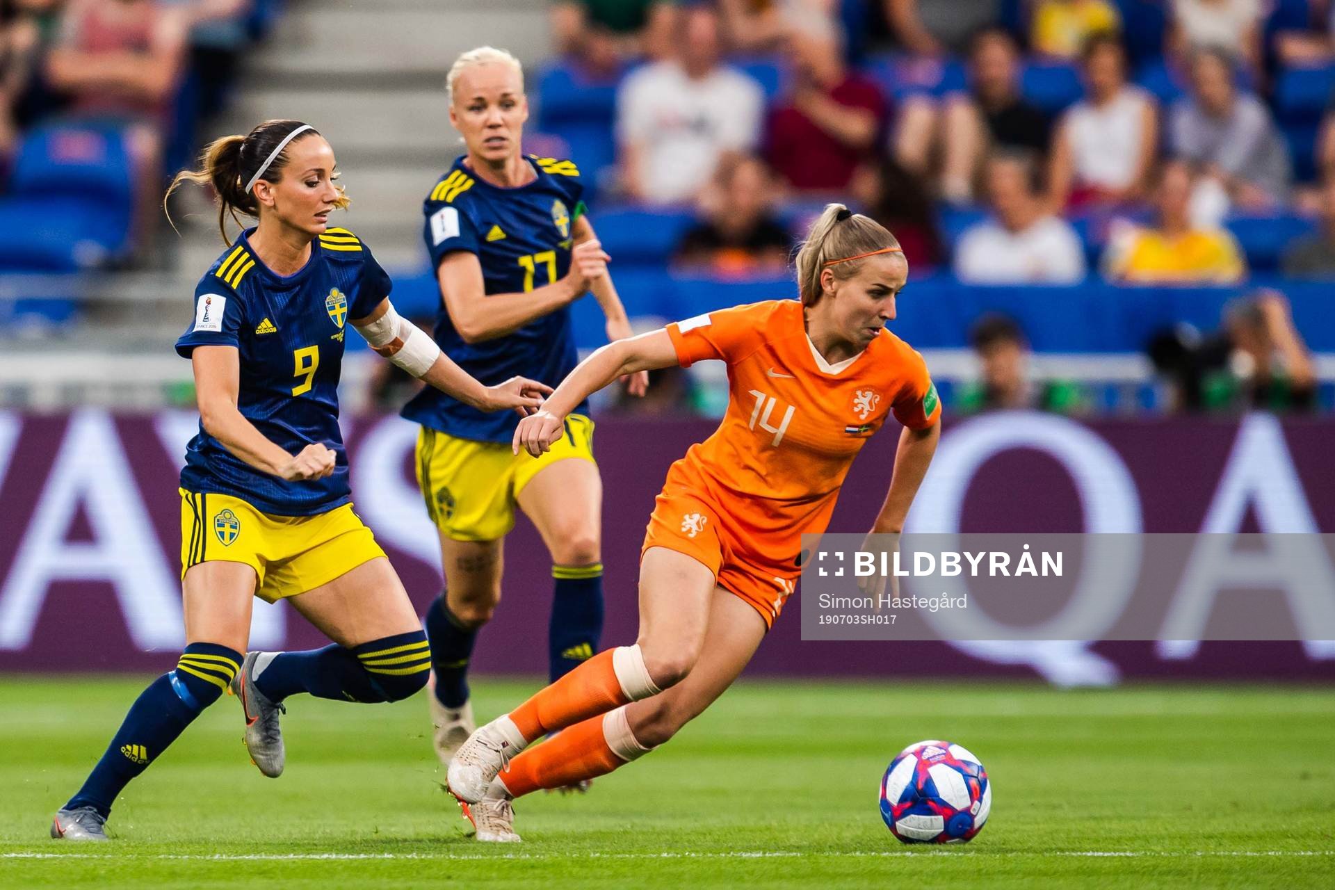 Kosovare Asllani of Sweden and Jackie Noëlle Groenen of
