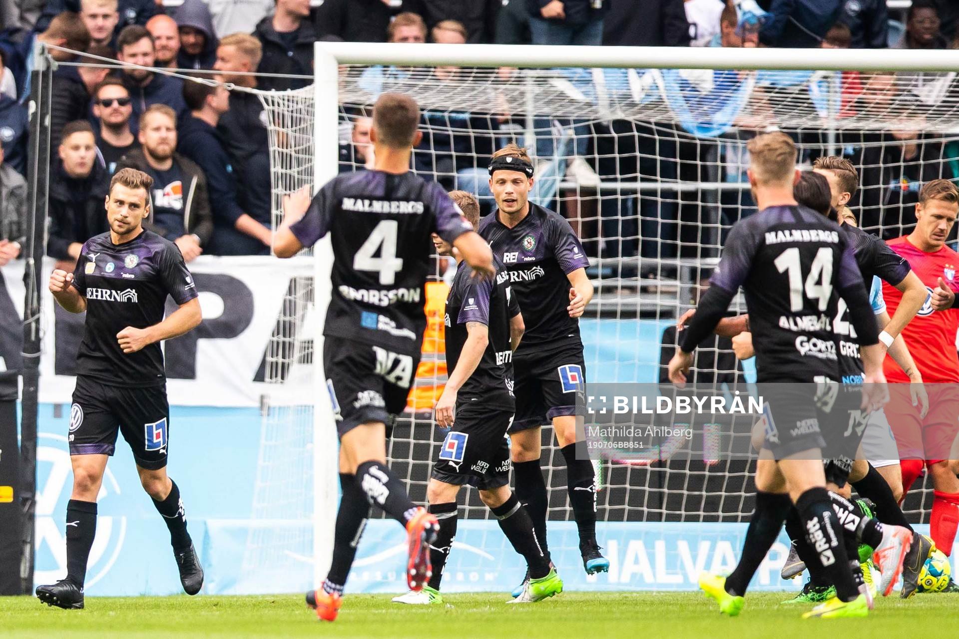 Örebros Filip Rogic jublar med lagkamrater