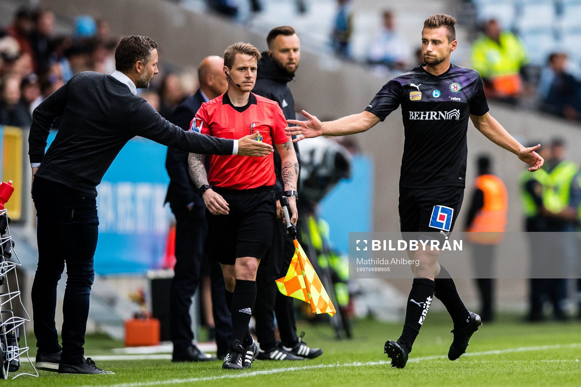 Örebros tränare Axel Kjäll och Filip Rogic jublar